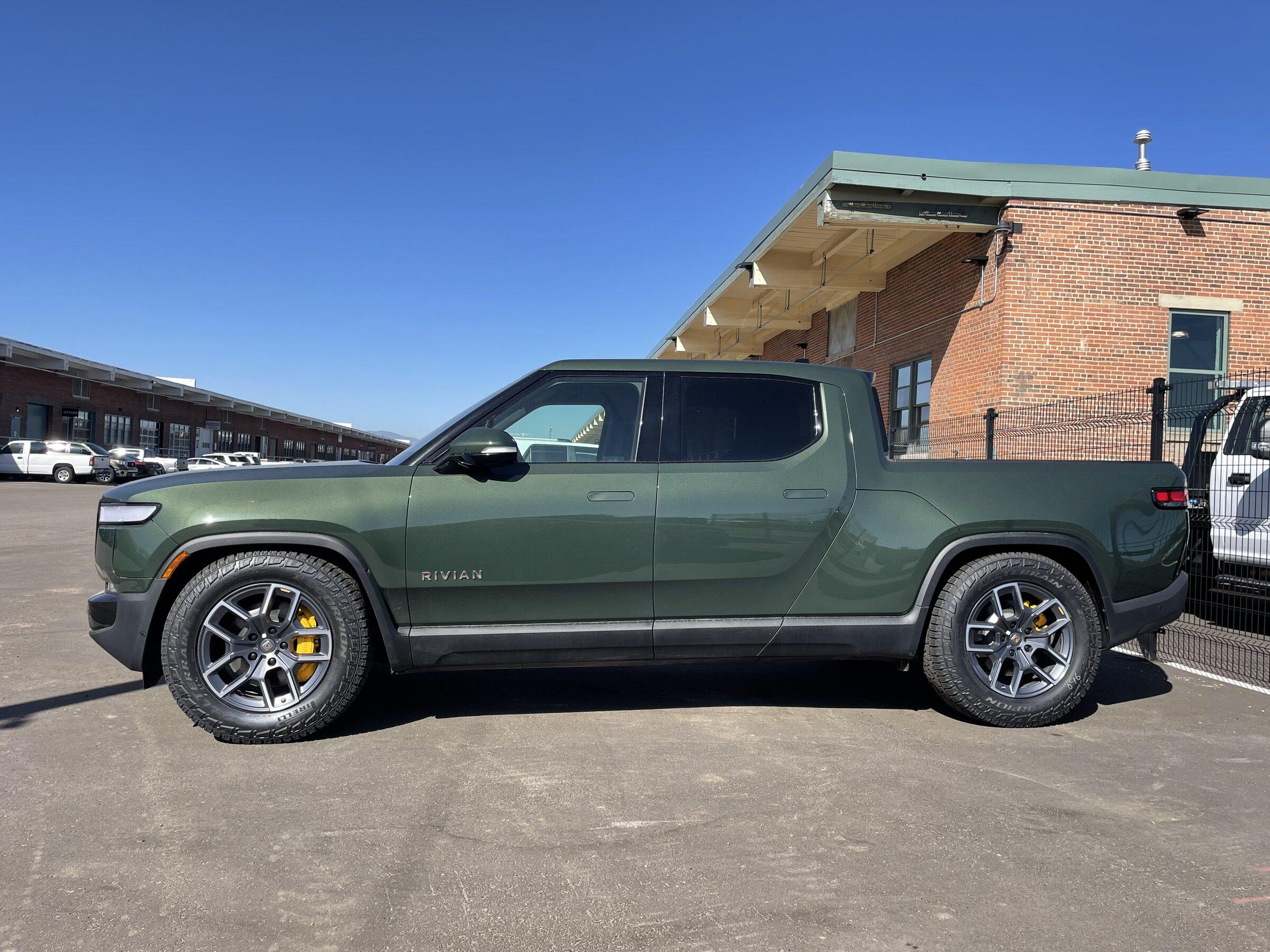 Rivian R1T R1S FOREST GREEN R1T Photos A6B9C1DB-783C-47EE-855B-A18D6FD31EDB
