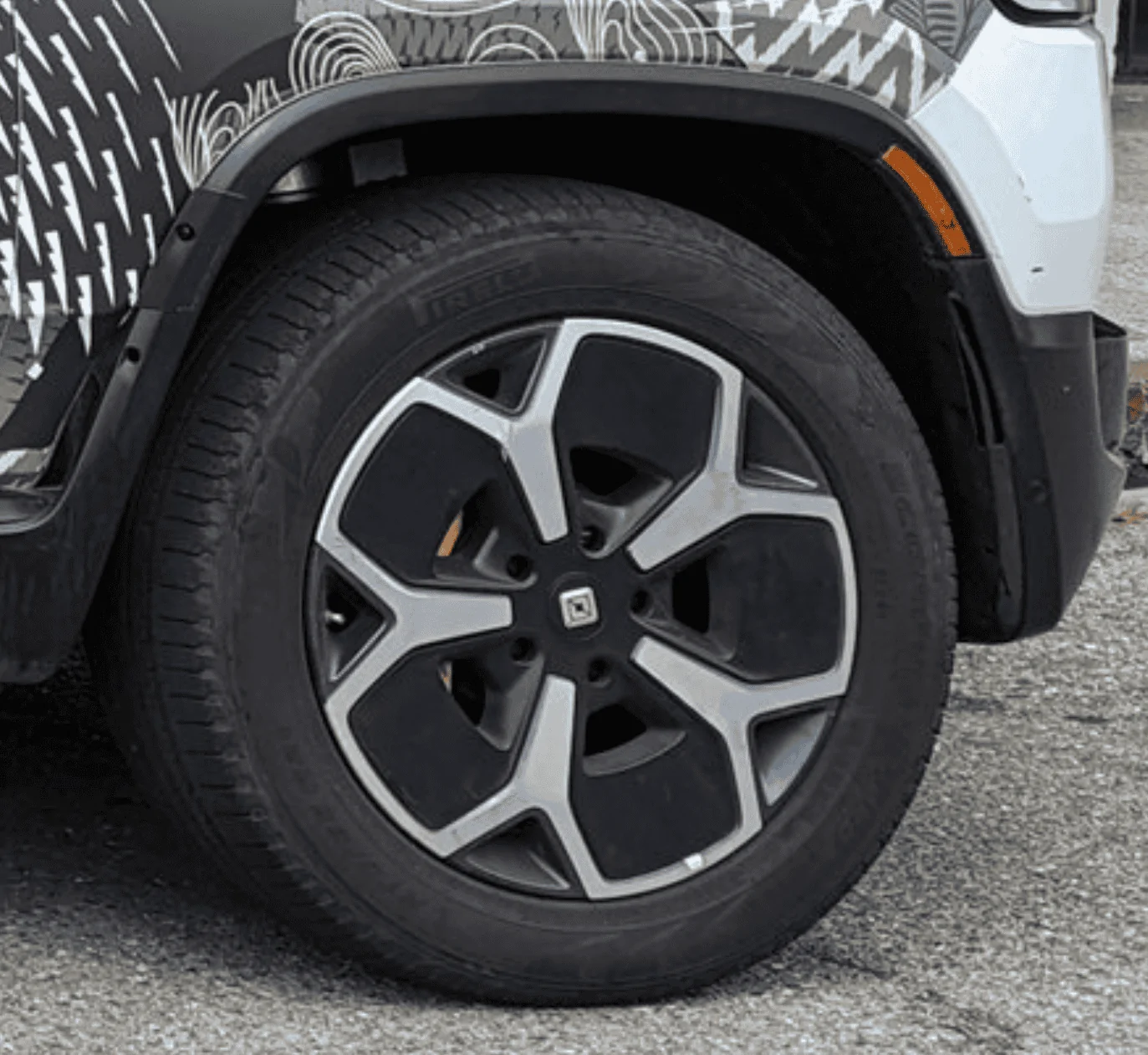 Rivian R1T R1S Video of 21" wheels with aero covers removed 1649126016693
