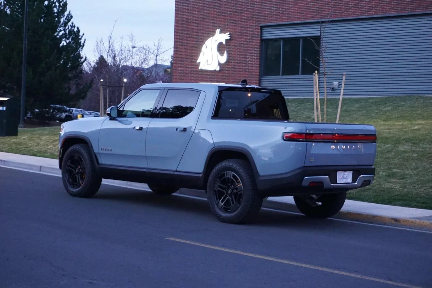 Rivian R1T R1S Video: Limestone color shows its chameleon nature on this Rivian R1T 4E02E23F-FED8-4464-98FE-1CD94FFE00F0