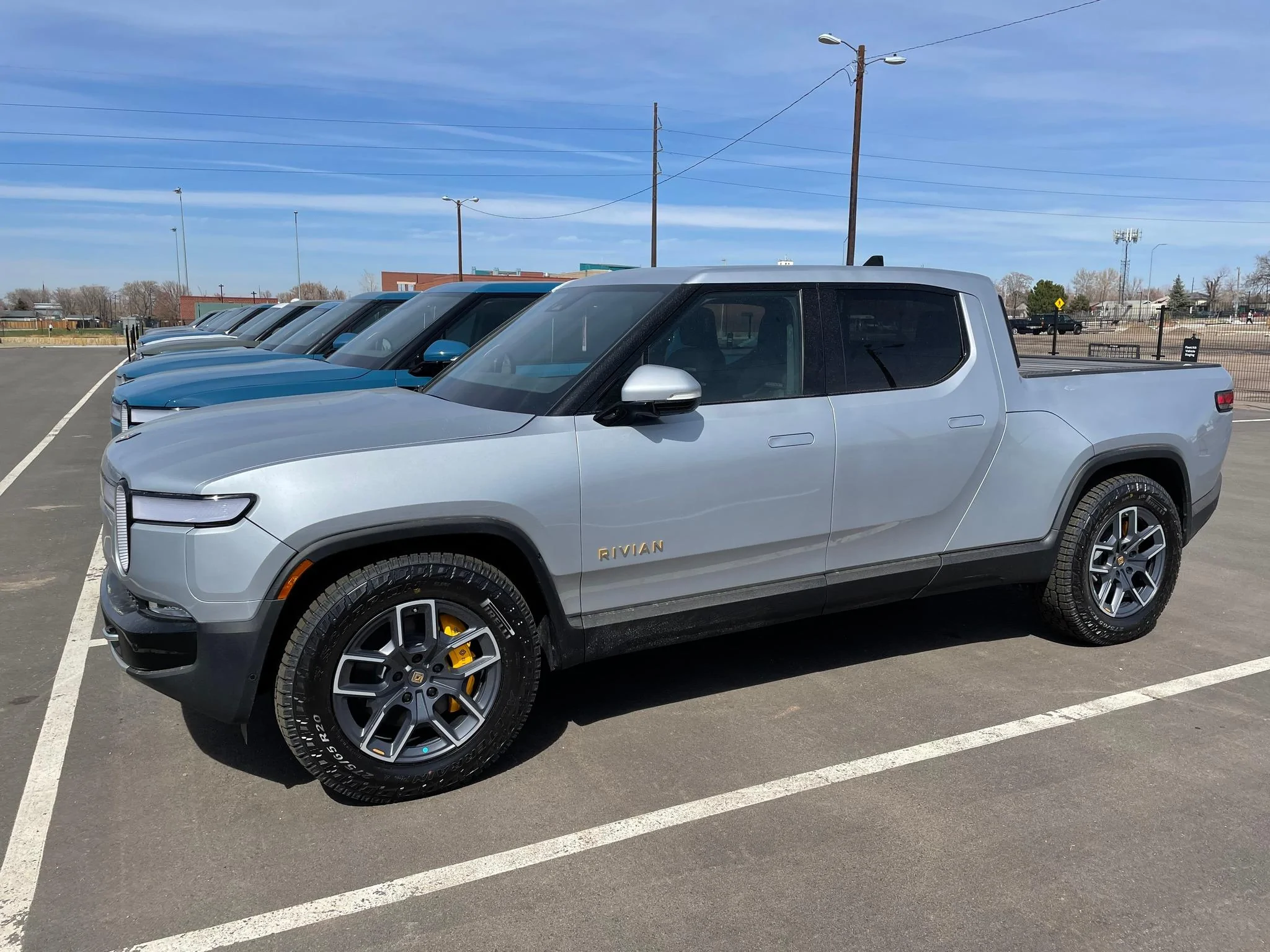 Rivian R1T R1S LA SILVER Rivian Photos LA Silver Rivian R1T 2