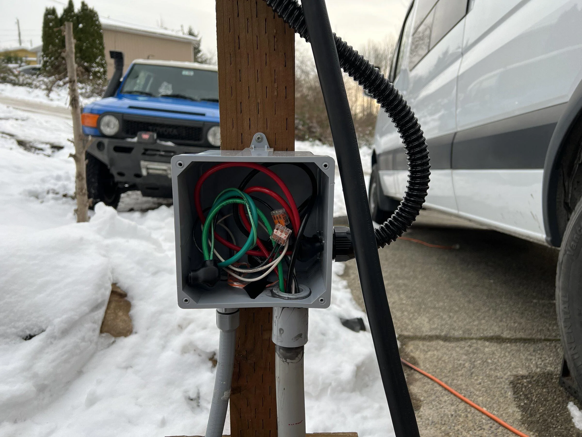 Rivian R1T R1S Any evidence of load sharing capability with Rivian chargers? B60B8B1E-A517-4B99-8A5A-60904E3FB4B9