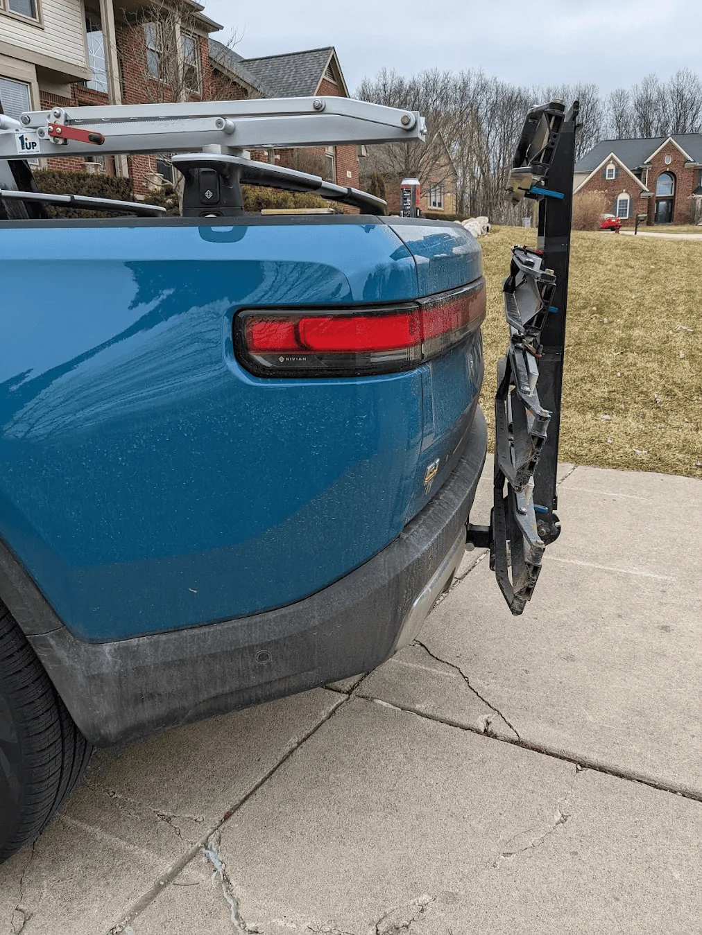 Rivian R1T R1S 1up rack fitment on bed crossbars 1649528874072