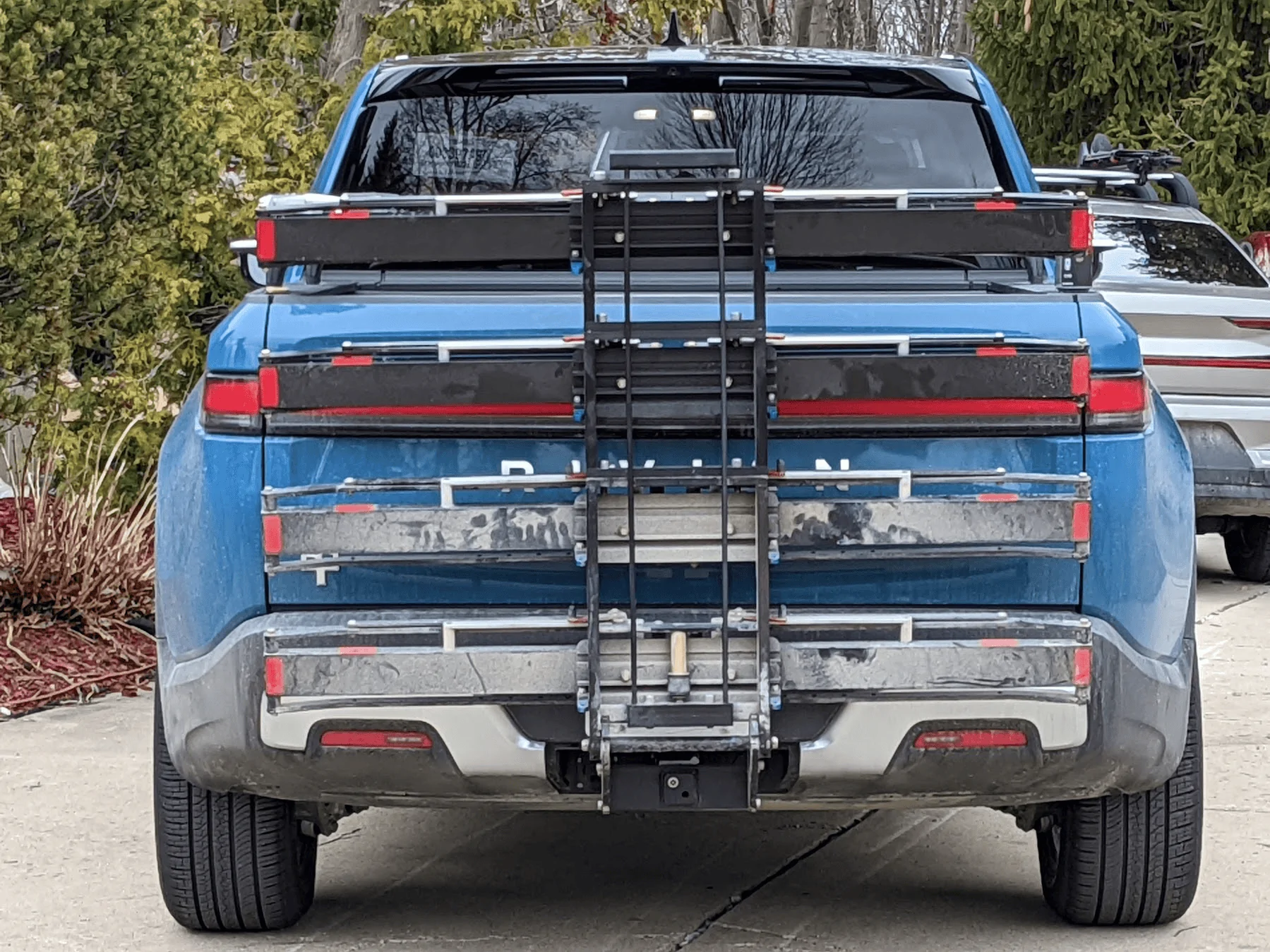 Rivian R1T R1S 1up rack fitment on bed crossbars 1649528883175