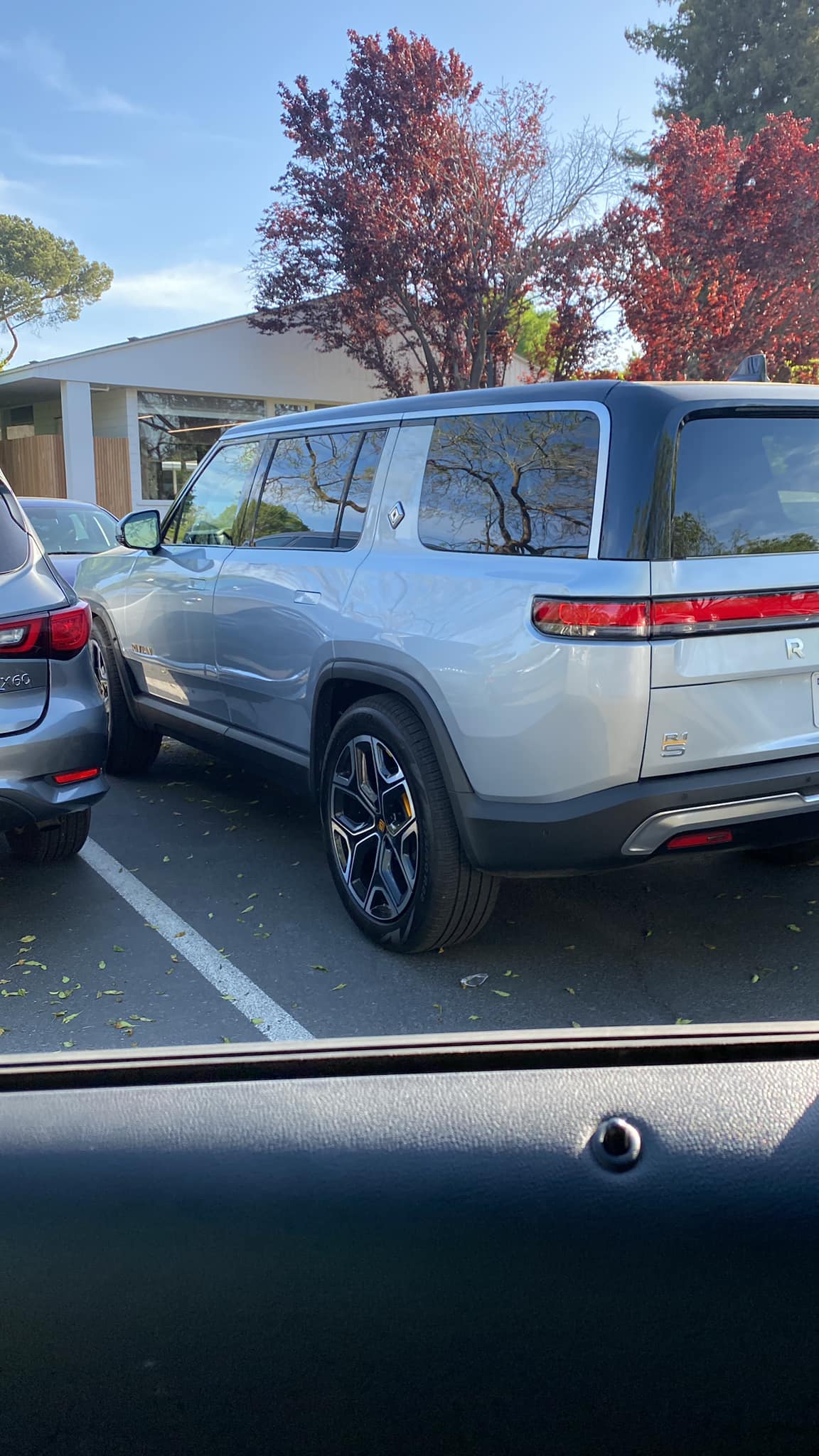 Rivian R1T R1S LA SILVER Rivian Photos Rivian R1S LA SILVER 1