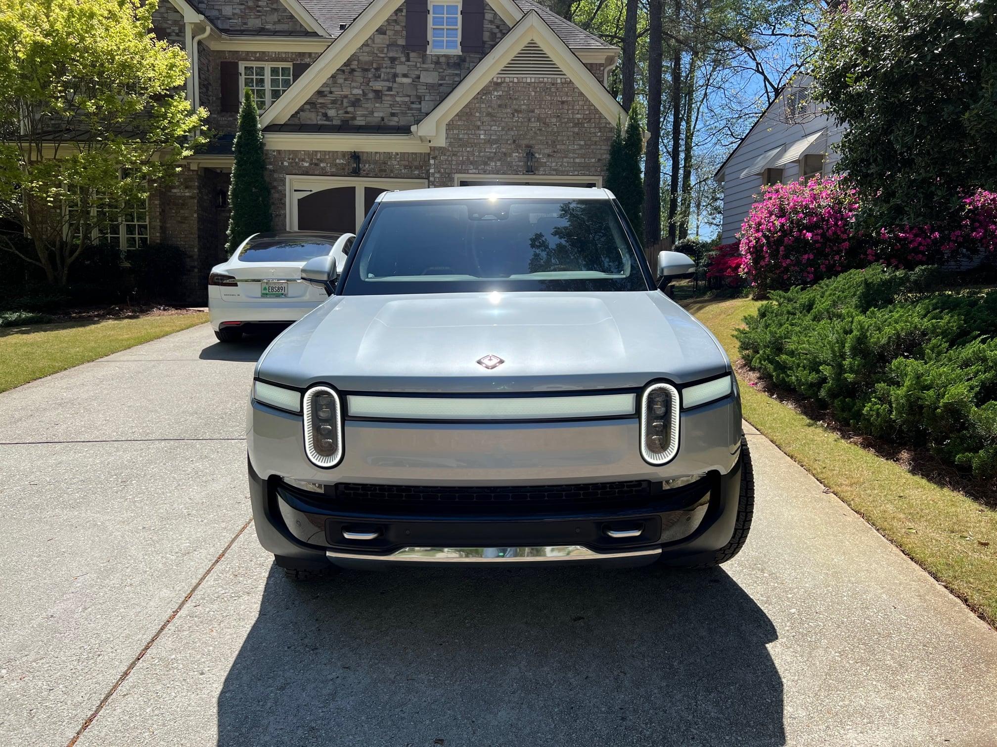 Rivian R1T R1S LA SILVER Rivian Photos 278290433_10227906581918280_3413752523042254100_n