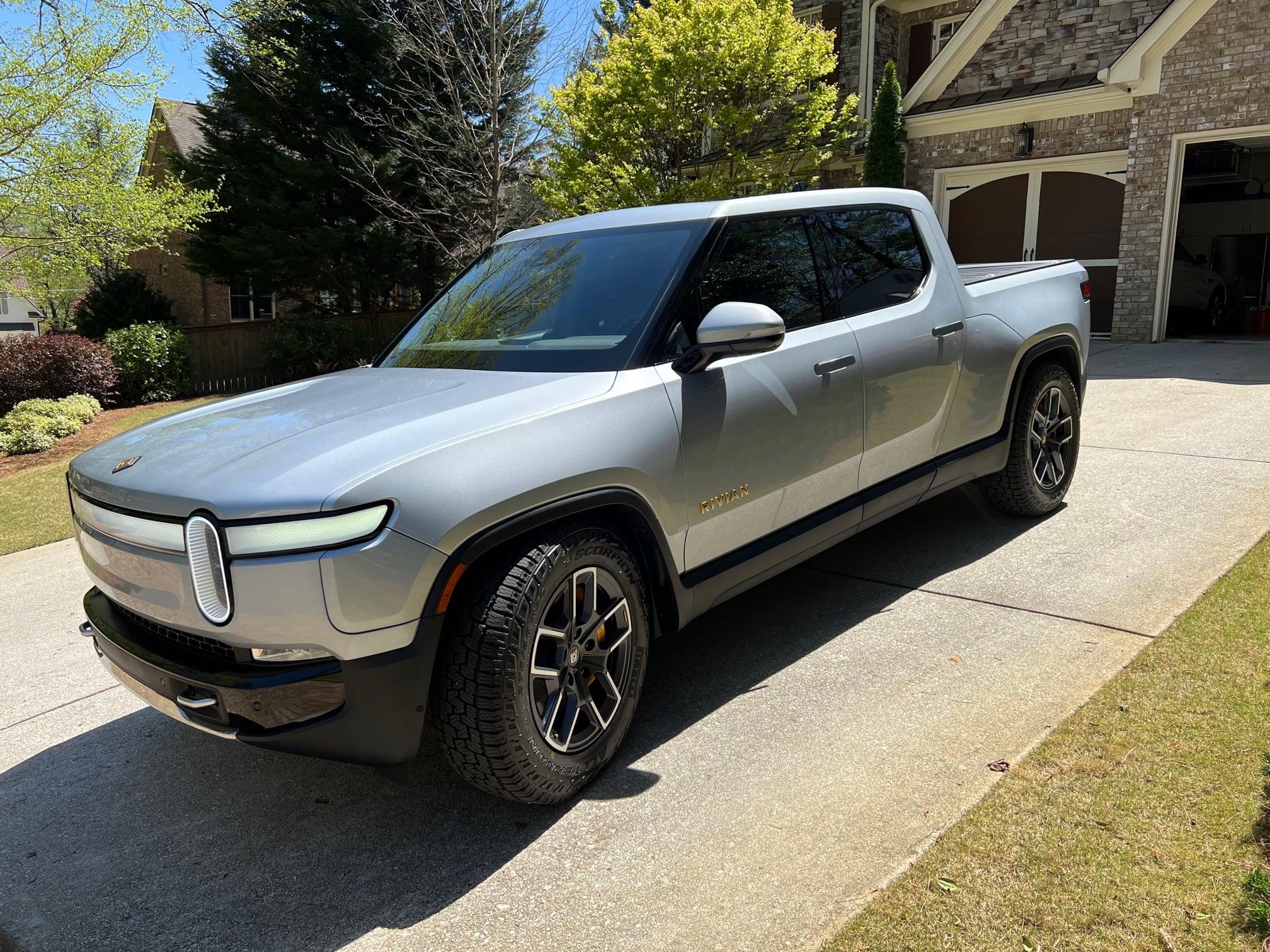Rivian R1T R1S LA SILVER Rivian Photos 278322271_10227906582078284_3310353058487120345_n