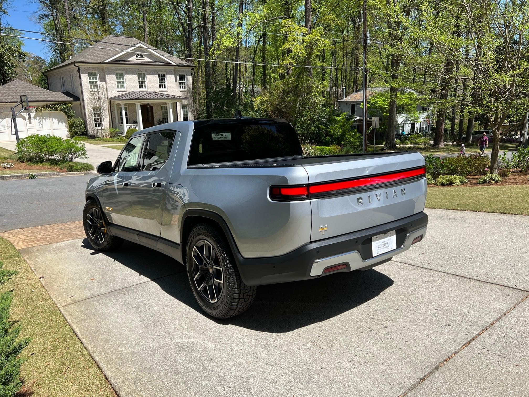Rivian R1T R1S LA SILVER Rivian Photos 278372429_10227906581958281_2656355913755776027_n