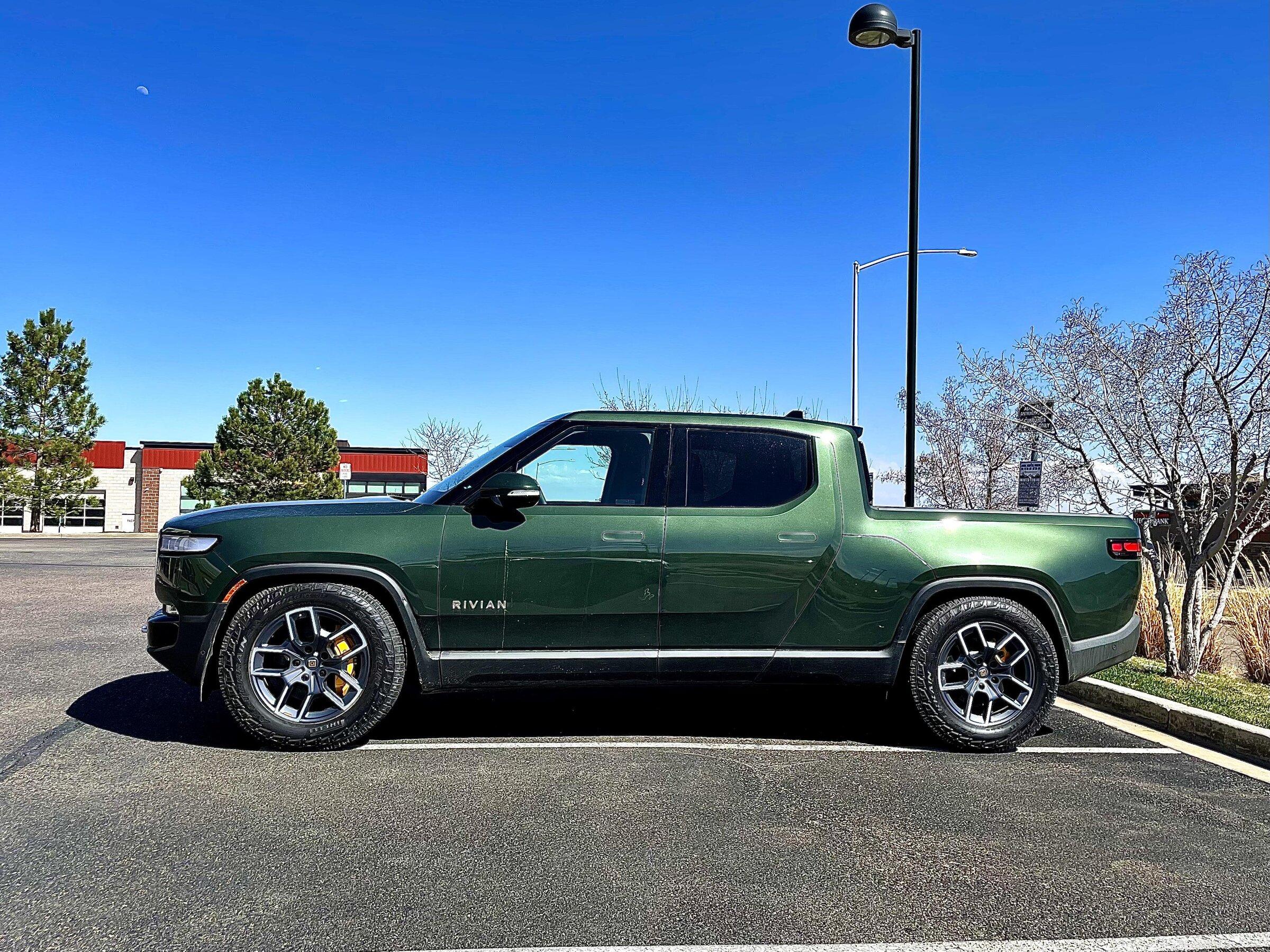 Rivian R1T R1S FOREST GREEN R1T Photos 1649806176499