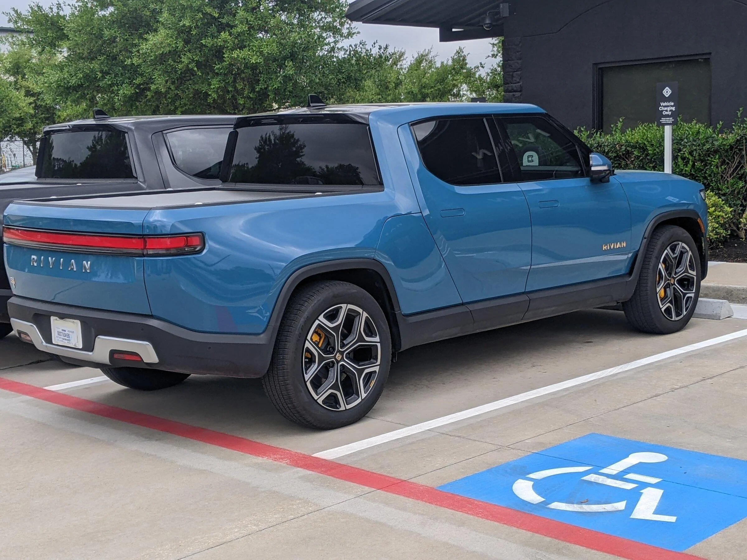 Rivian R1T R1S Houston Service Center/Deliveries PXL_20220412_181427667