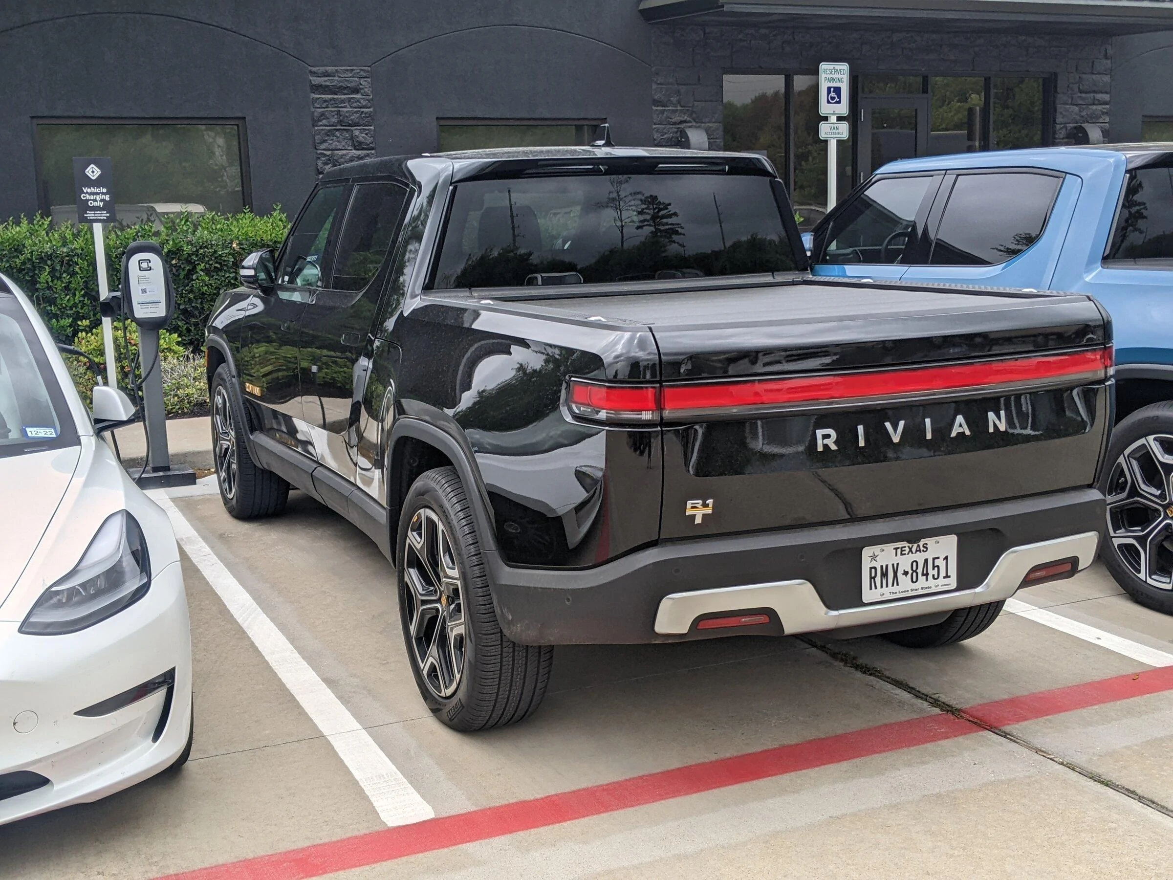 Rivian R1T R1S Houston Service Center/Deliveries PXL_20220412_181159633
