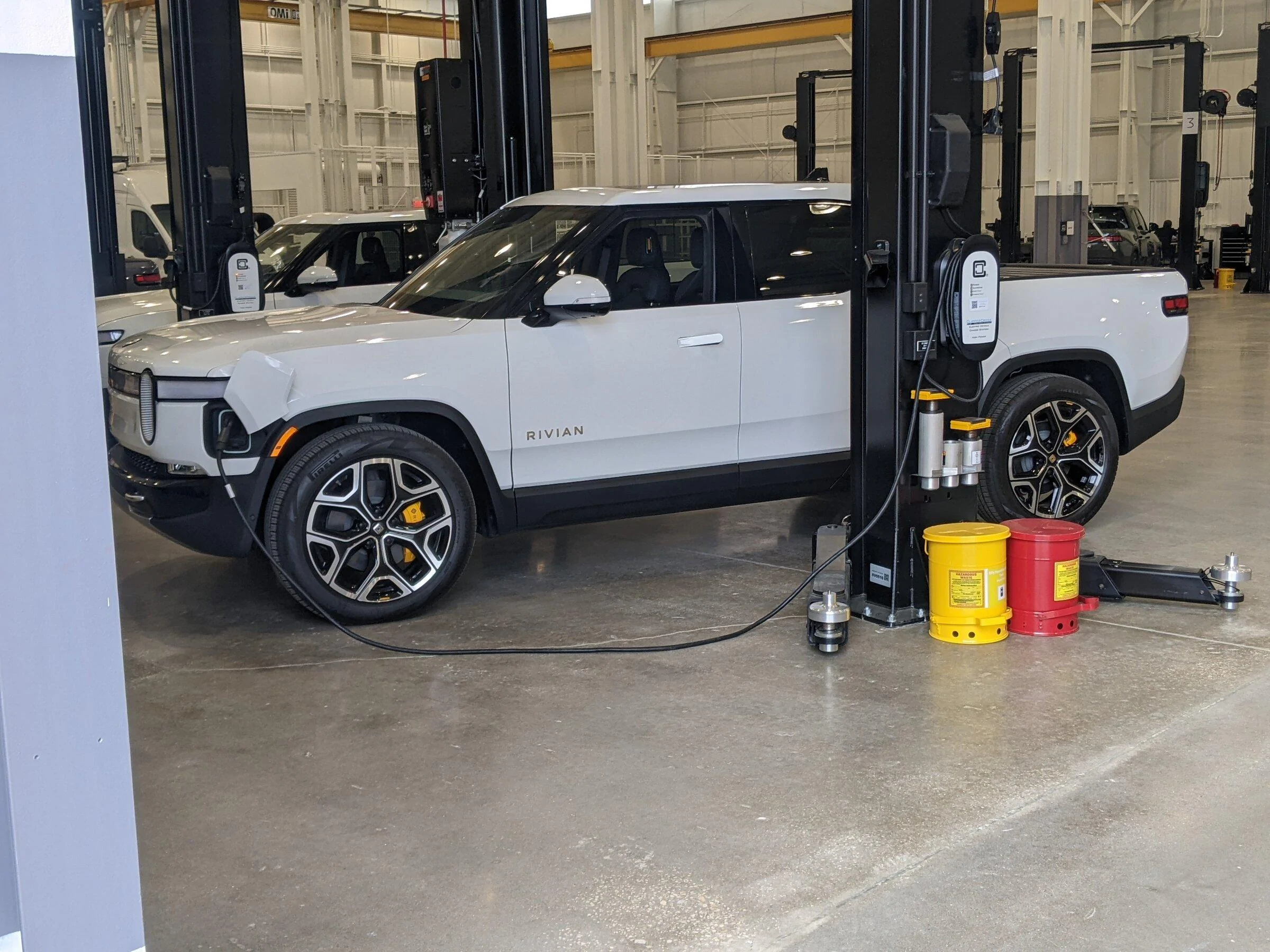 Rivian R1T R1S Houston Service Center/Deliveries PXL_20220412_180253999