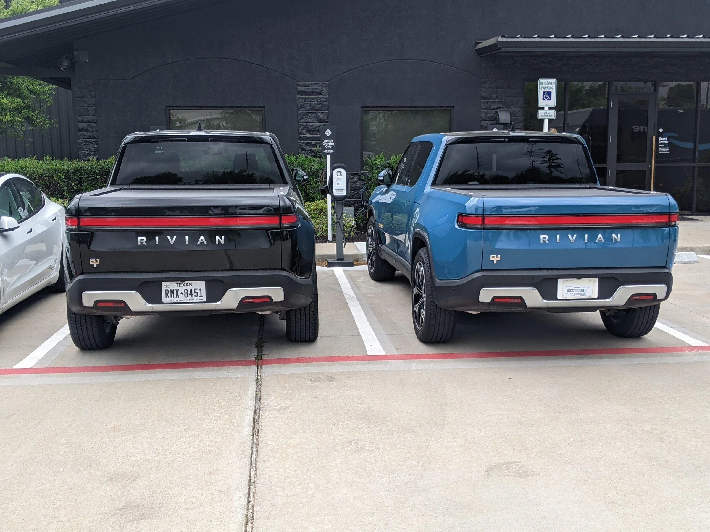 Rivian R1T R1S Houston Service Center/Deliveries PXL_20220412_181208105