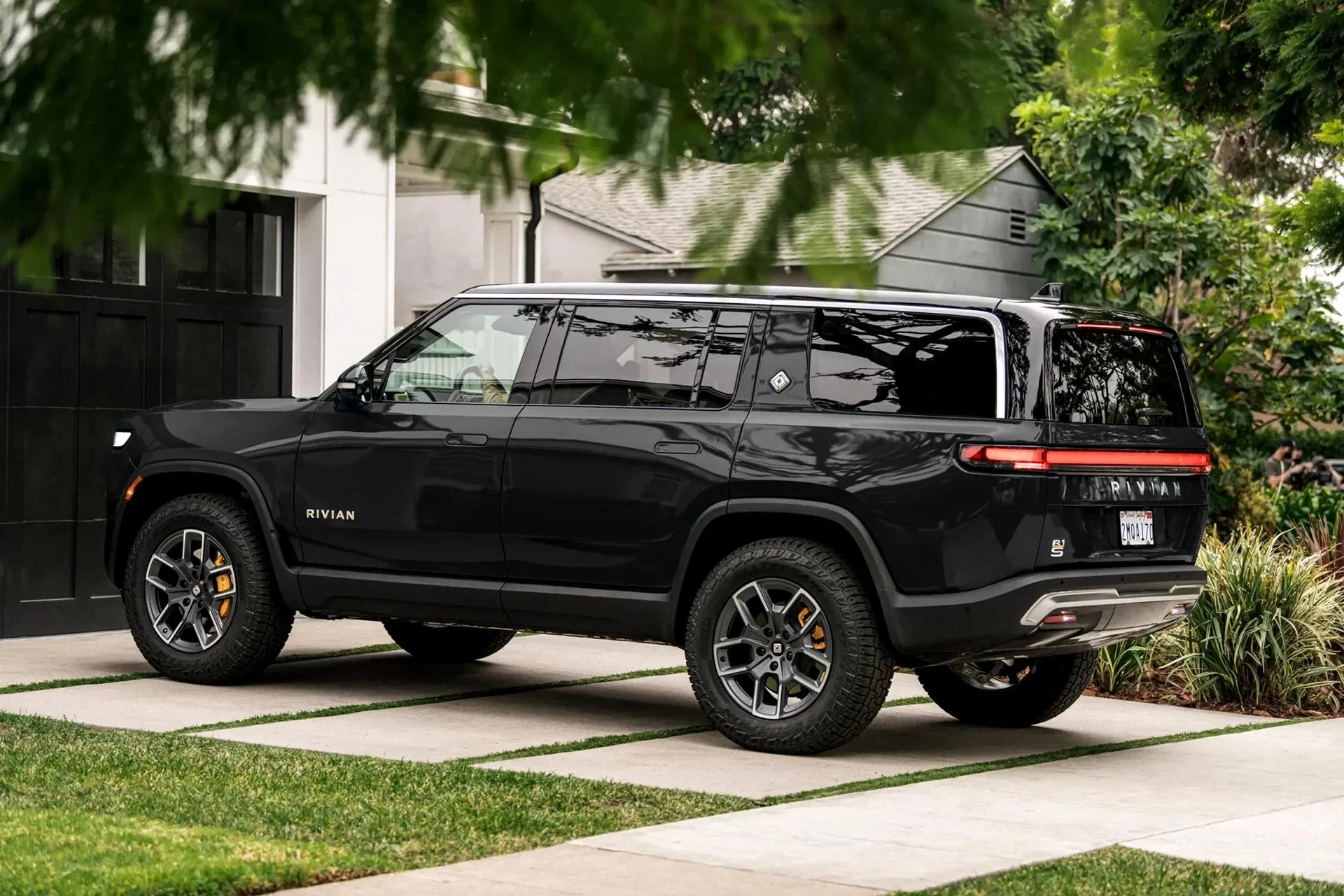 Rivian R1T R1S MIDNIGHT (Black) Rivian Photos downloadm