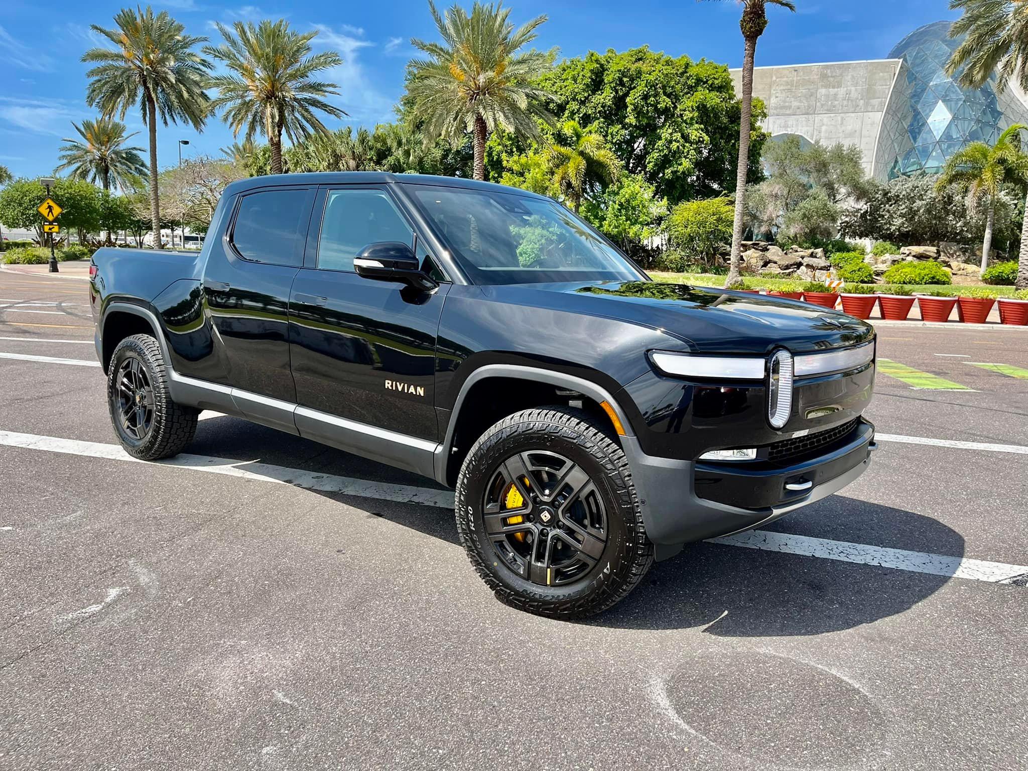 Rivian R1T R1S MIDNIGHT (Black) Rivian Photos 277746952_10227175867887584_7764822705748098405_n