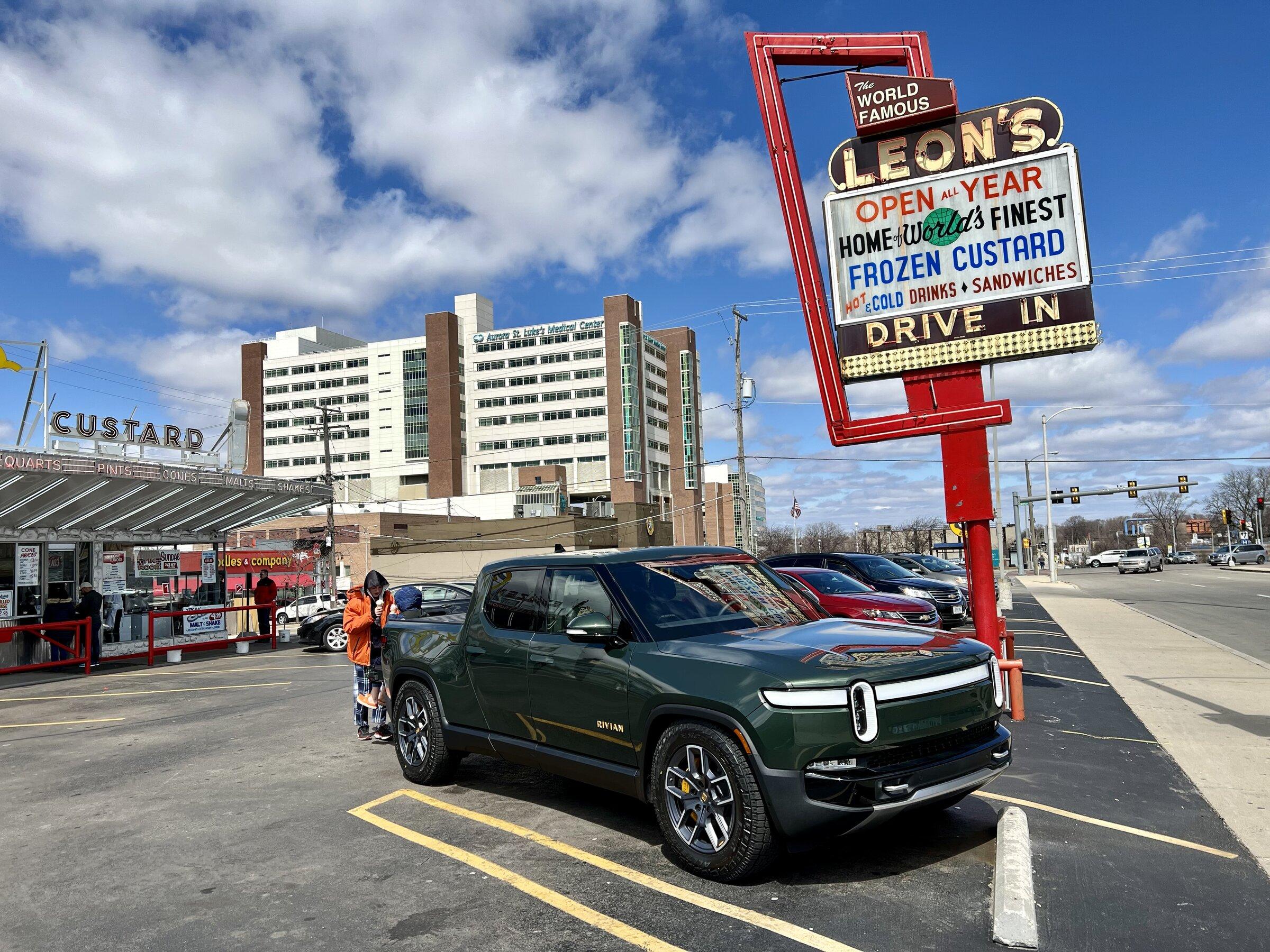 Rivian R1T R1S FOREST GREEN R1T Photos DD9B1360-5FB4-48DD-96E7-0BE1BAC78C7F