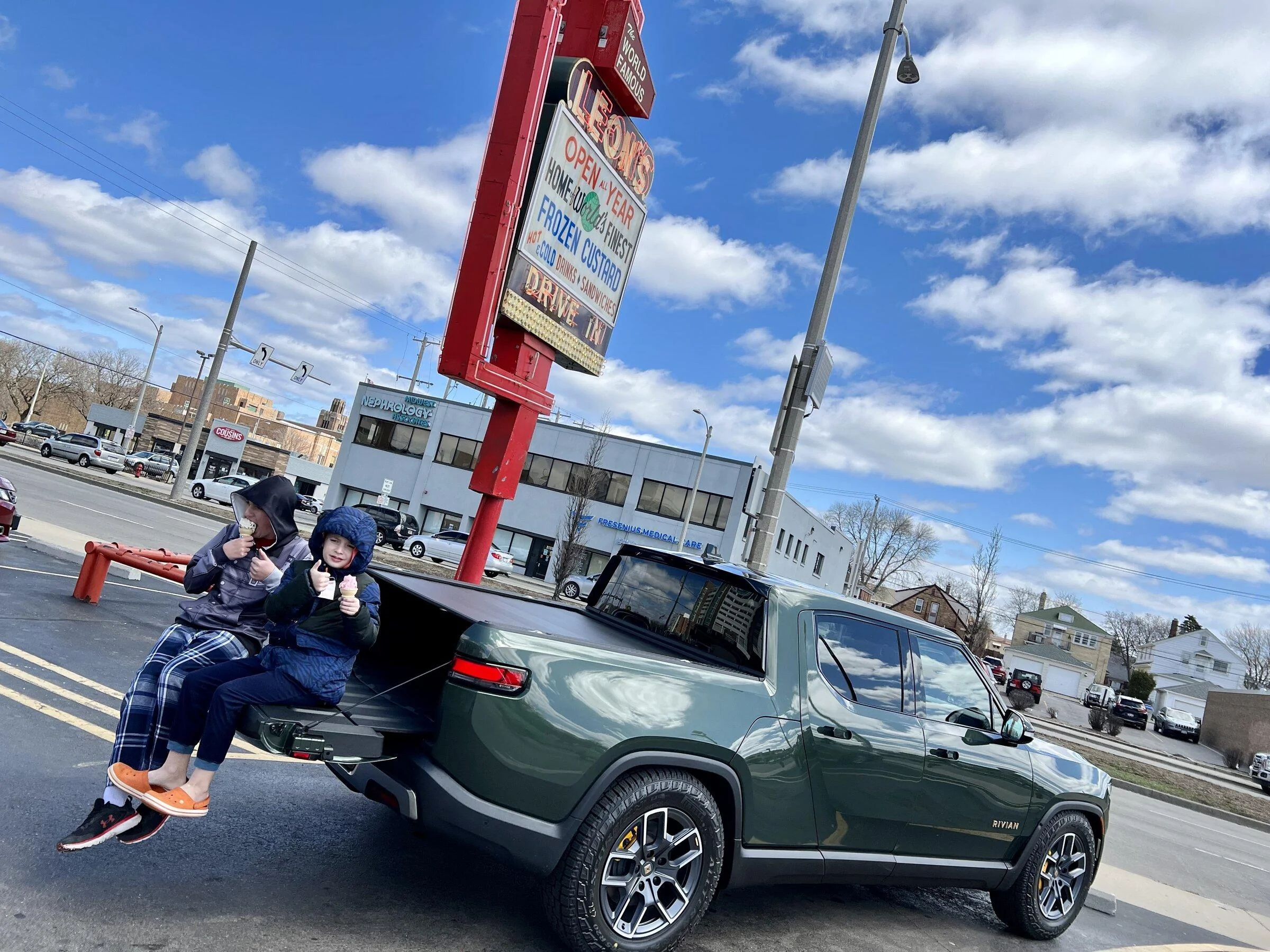 Rivian R1T R1S FOREST GREEN R1T Photos 9DD9C6A6-E6CD-40F9-8BE2-0E8F00F94AB3