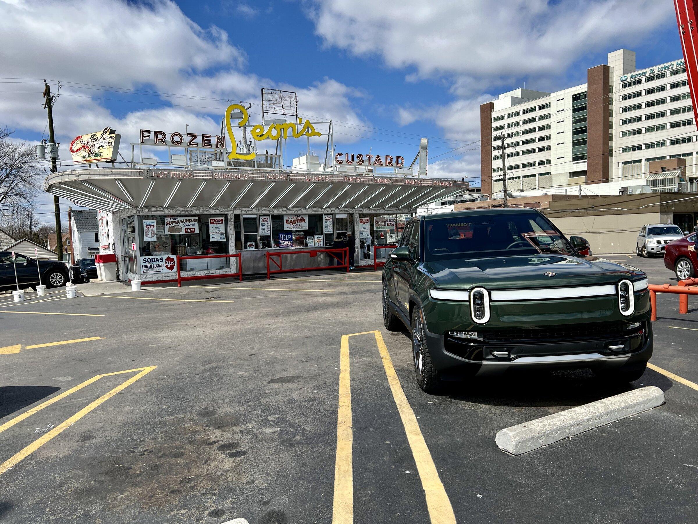 Rivian R1T R1S FOREST GREEN R1T Photos 5FDE5F39-E932-4492-B673-4A4D68FEEE46