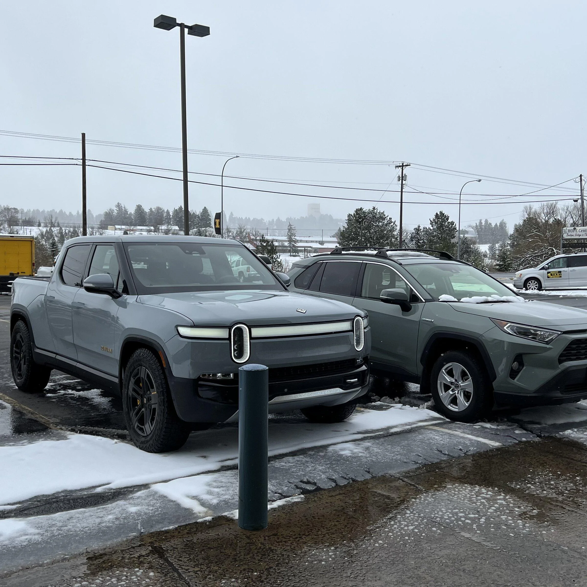 Rivian R1T R1S LIMESTONE R1T Photos 11D94497-6F0A-4224-8387-4B1971A21758