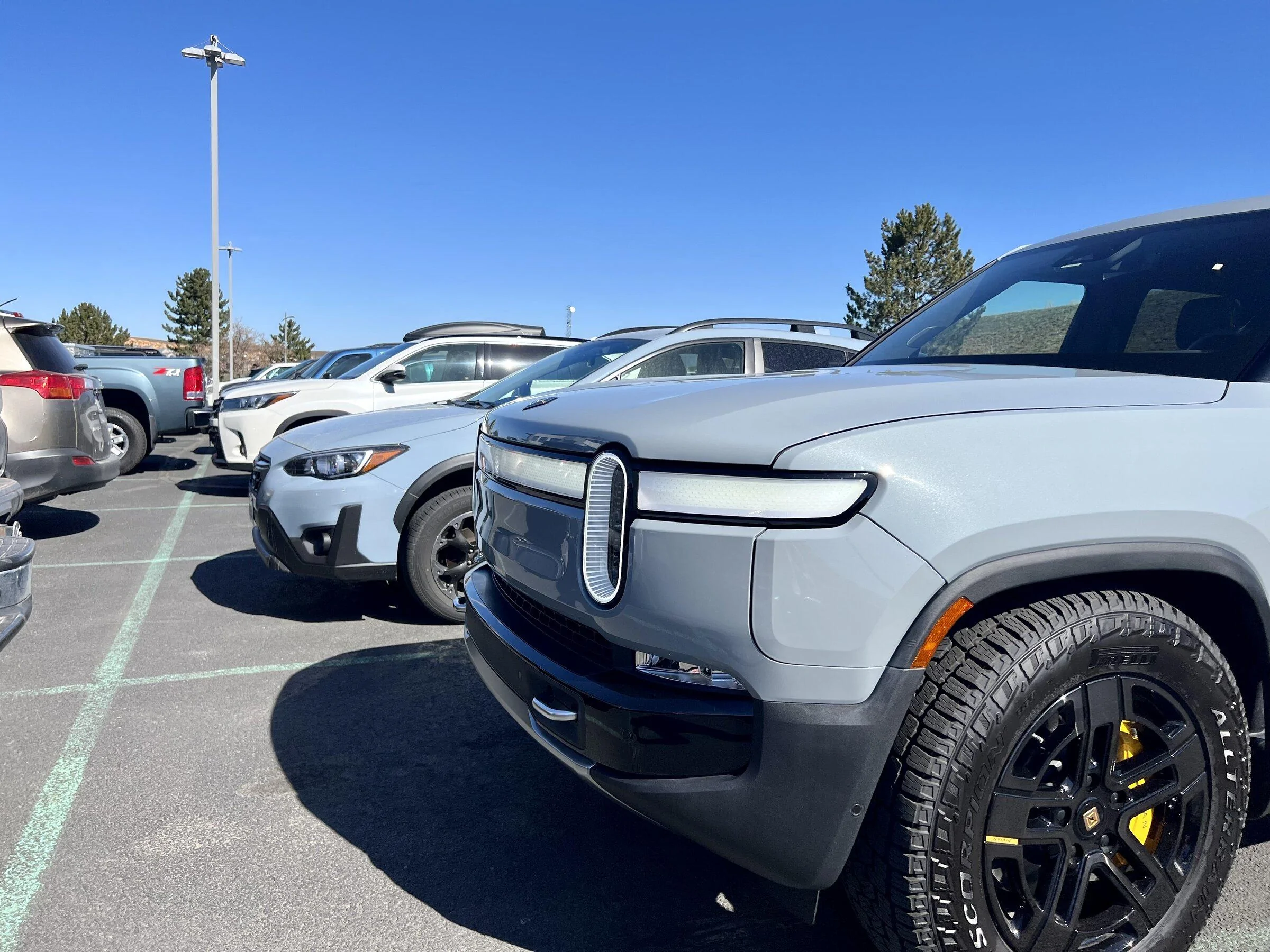 Rivian R1T R1S LIMESTONE R1T Photos DBB103A2-9F11-4FC2-A930-F0477378B682