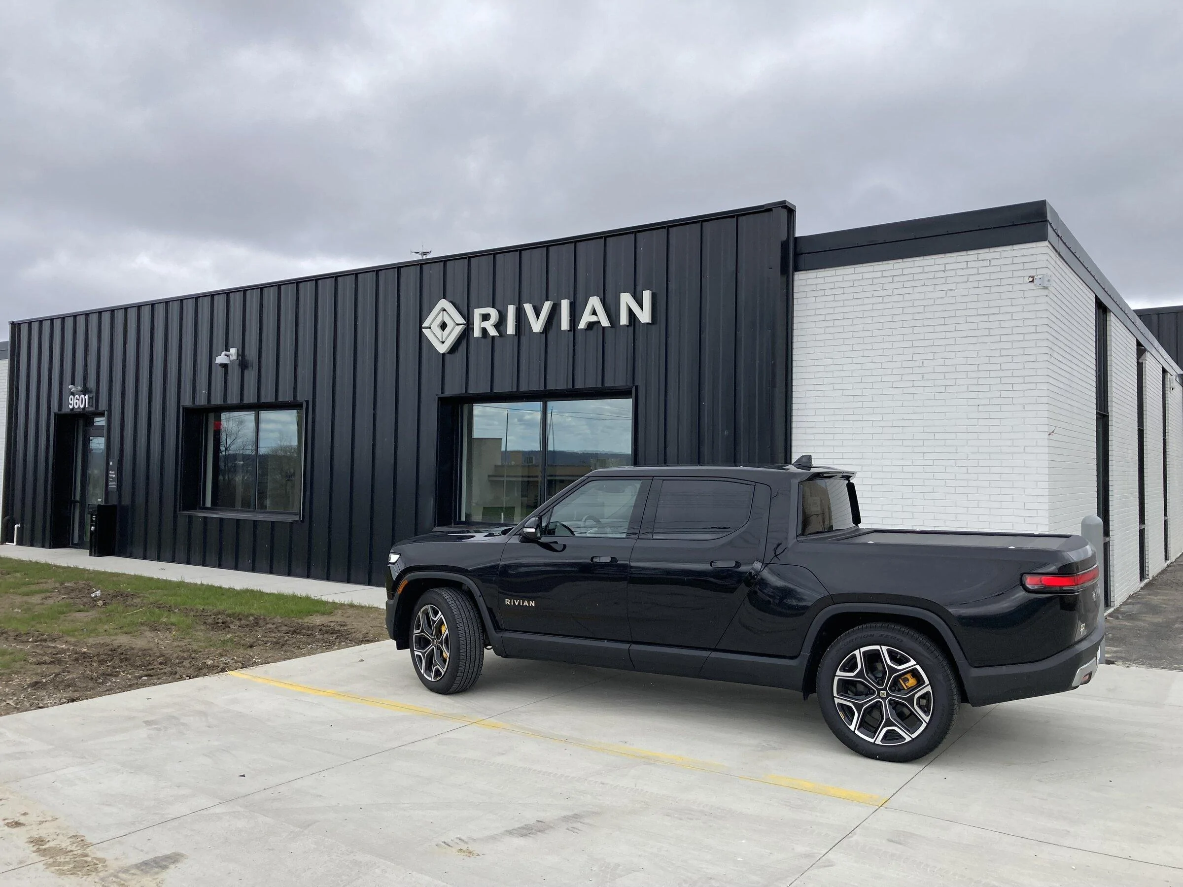 Rivian R1T R1S New Cleveland Service Center 65B91405-2B99-4371-801A-AA3397DFEE90