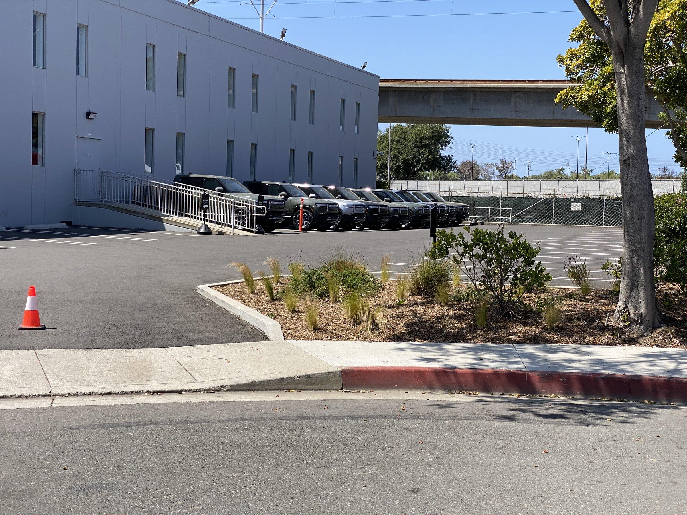 Rivian R1T R1S Photos: R1Ts at the El Segundo distribution center C84EE104-2324-461A-83FF-323295DB200D
