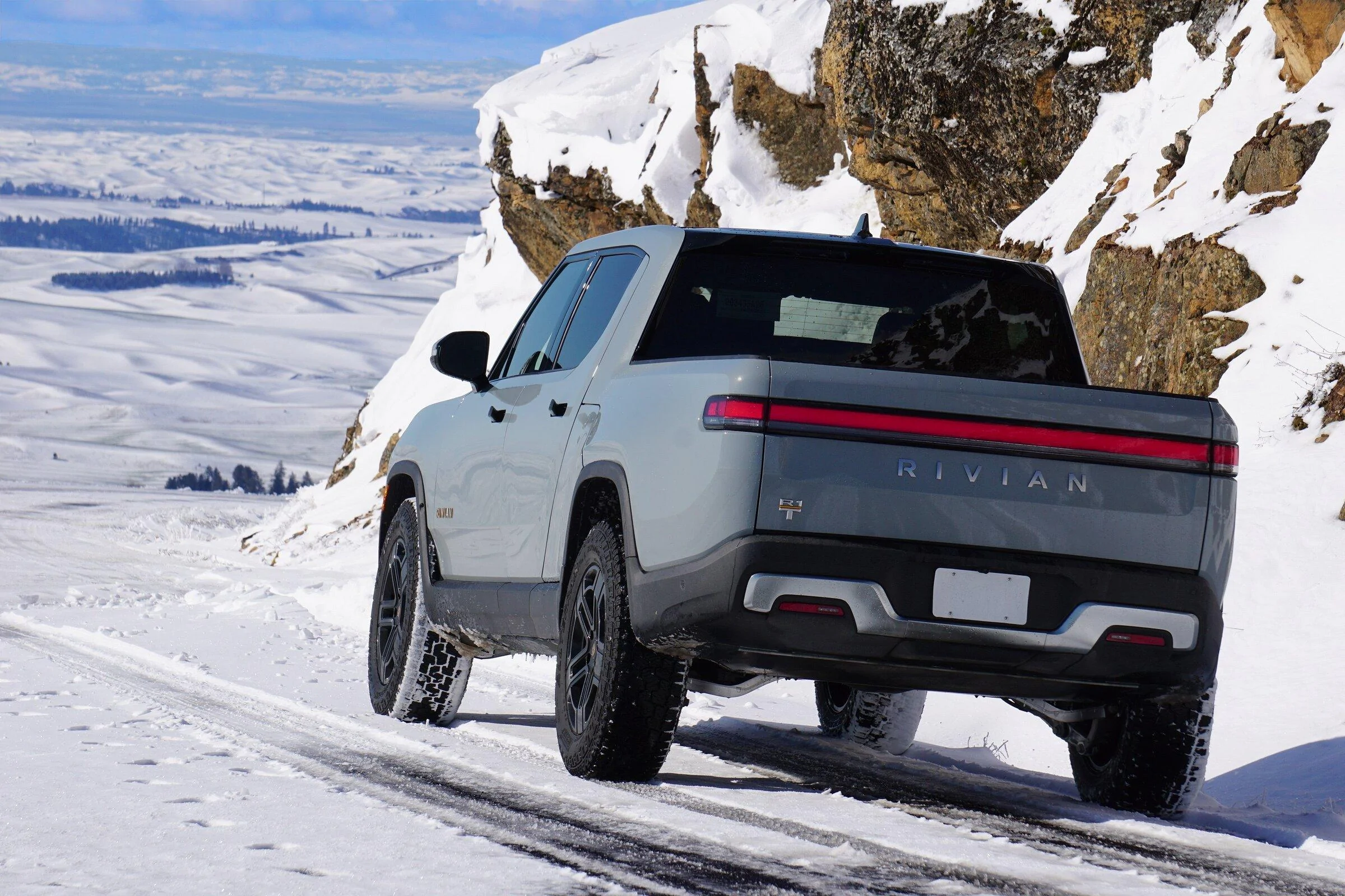 Rivian R1T R1S LIMESTONE R1T Photos 4