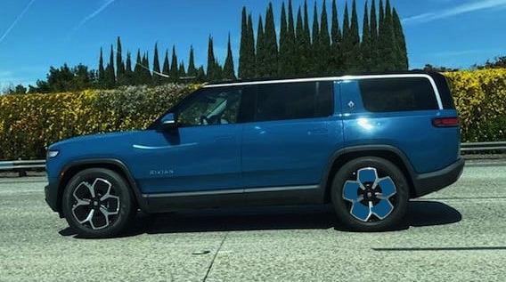 Rivian R1T R1S Rivian Blue wheels?  (Anyone with photoshop?) Image 4-19-22 at 7.26 AM