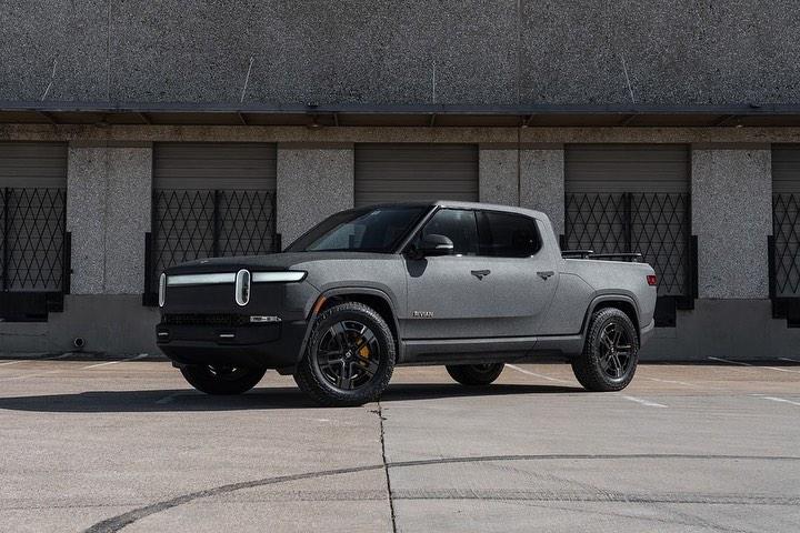 Rivian R1T R1S Raptor bedliner sprayed R1T Raptor bedliner sprayed R1T 4
