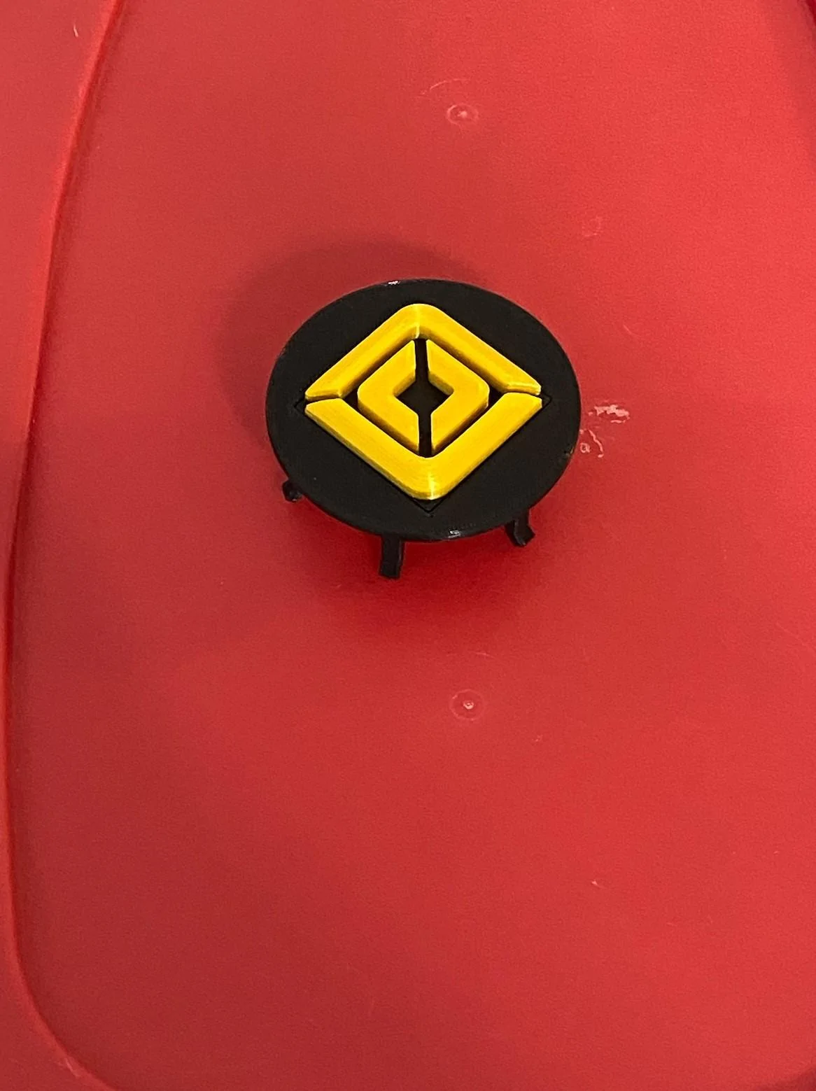 Rivian R1T R1S Removing 21" wheel aero covers + 3d printed hub cap = clean, easy Black hubcap w yellow compass