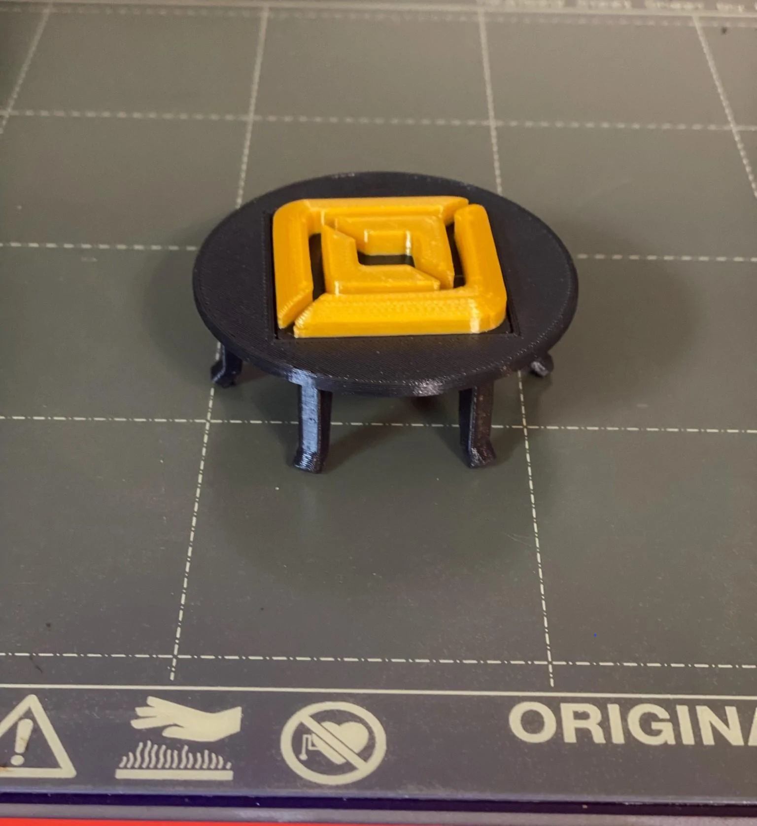 Rivian R1T R1S Removing 21" wheel aero covers + 3d printed hub cap = clean, easy Hubcap w yellow compass