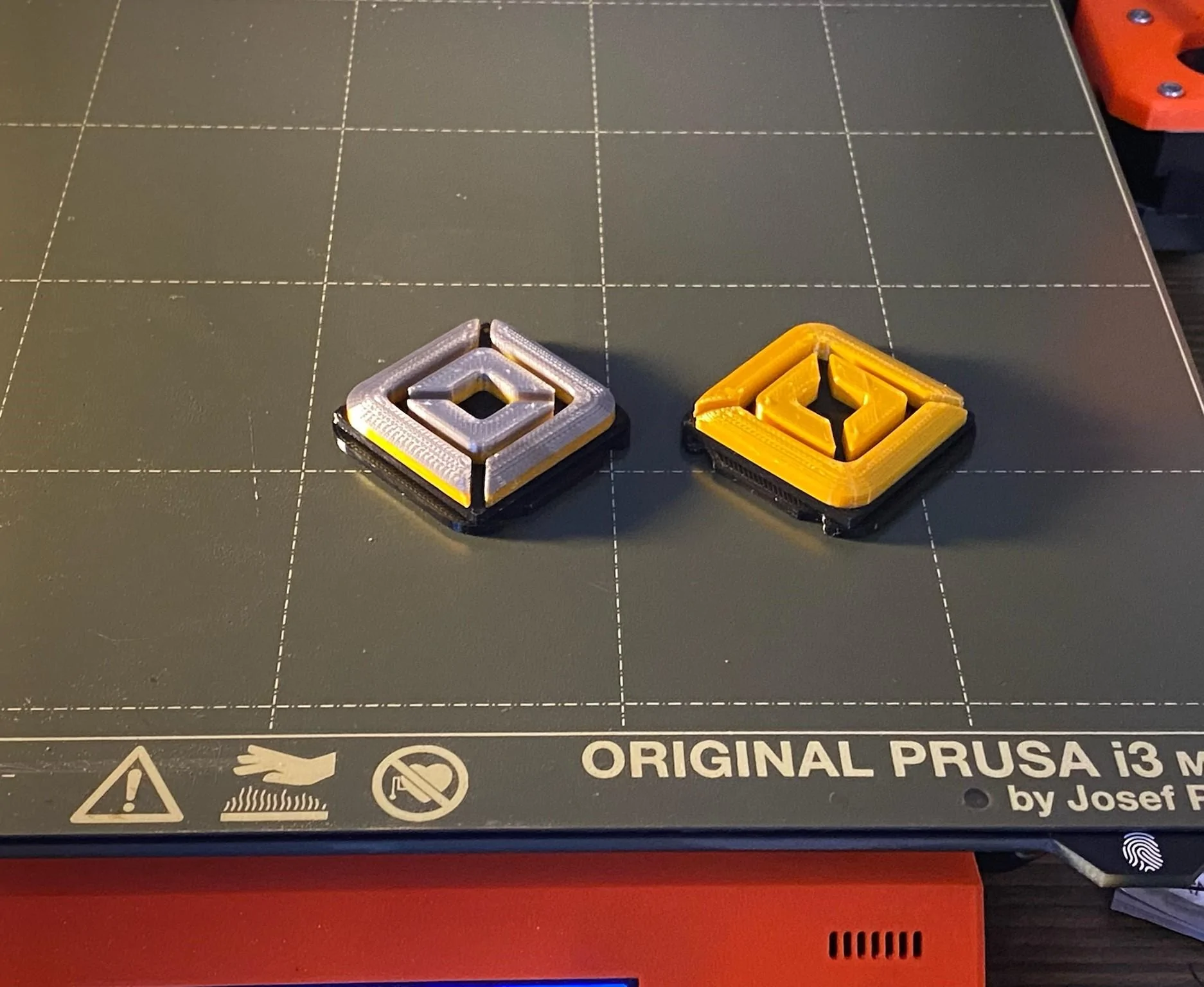 Rivian R1T R1S Removing 21" wheel aero covers + 3d printed hub cap = clean, easy yellow and silver inserts