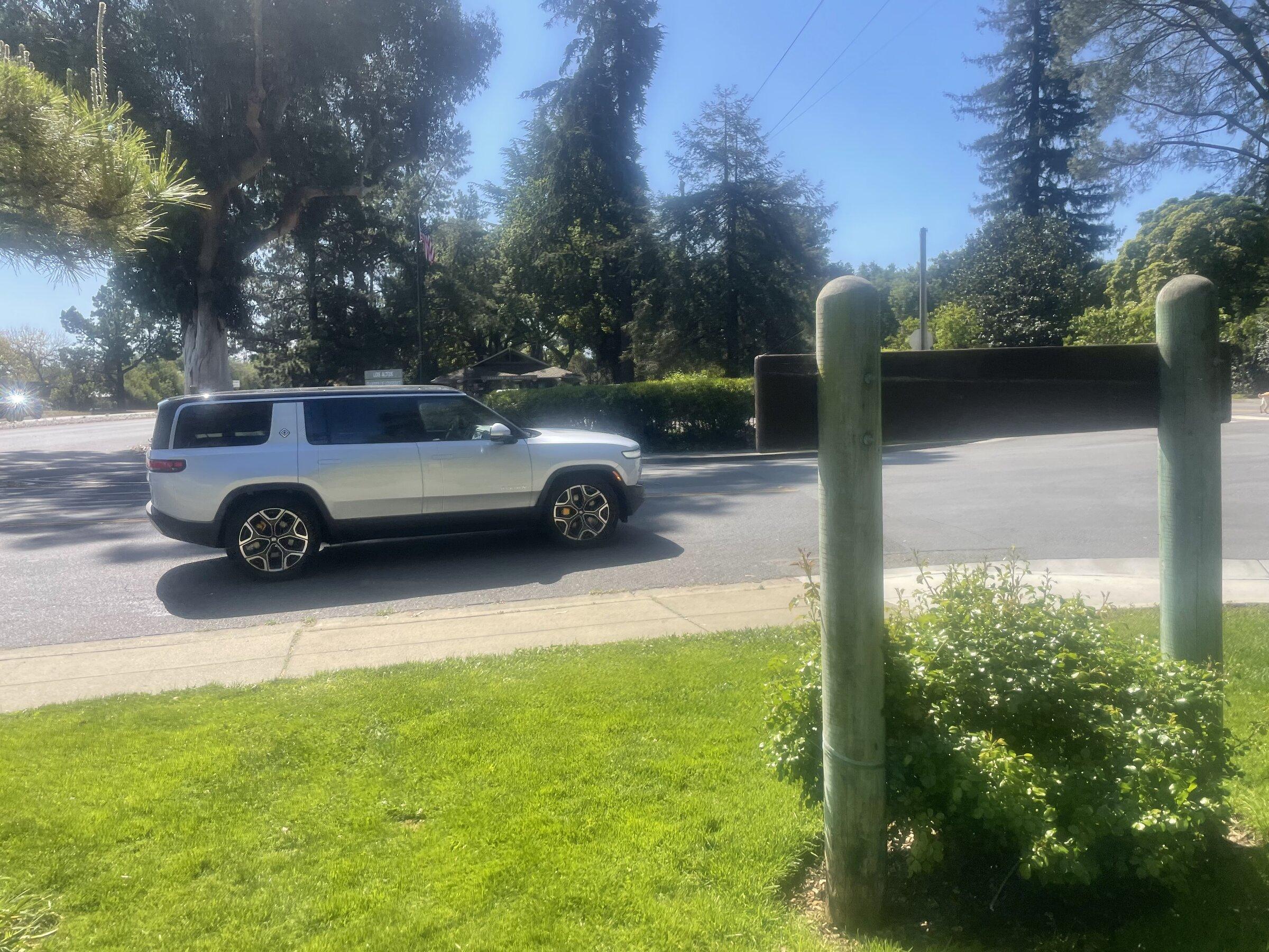Rivian R1T R1S LA SILVER Rivian Photos 110E958A-6792-4172-AB50-77CA5B923733