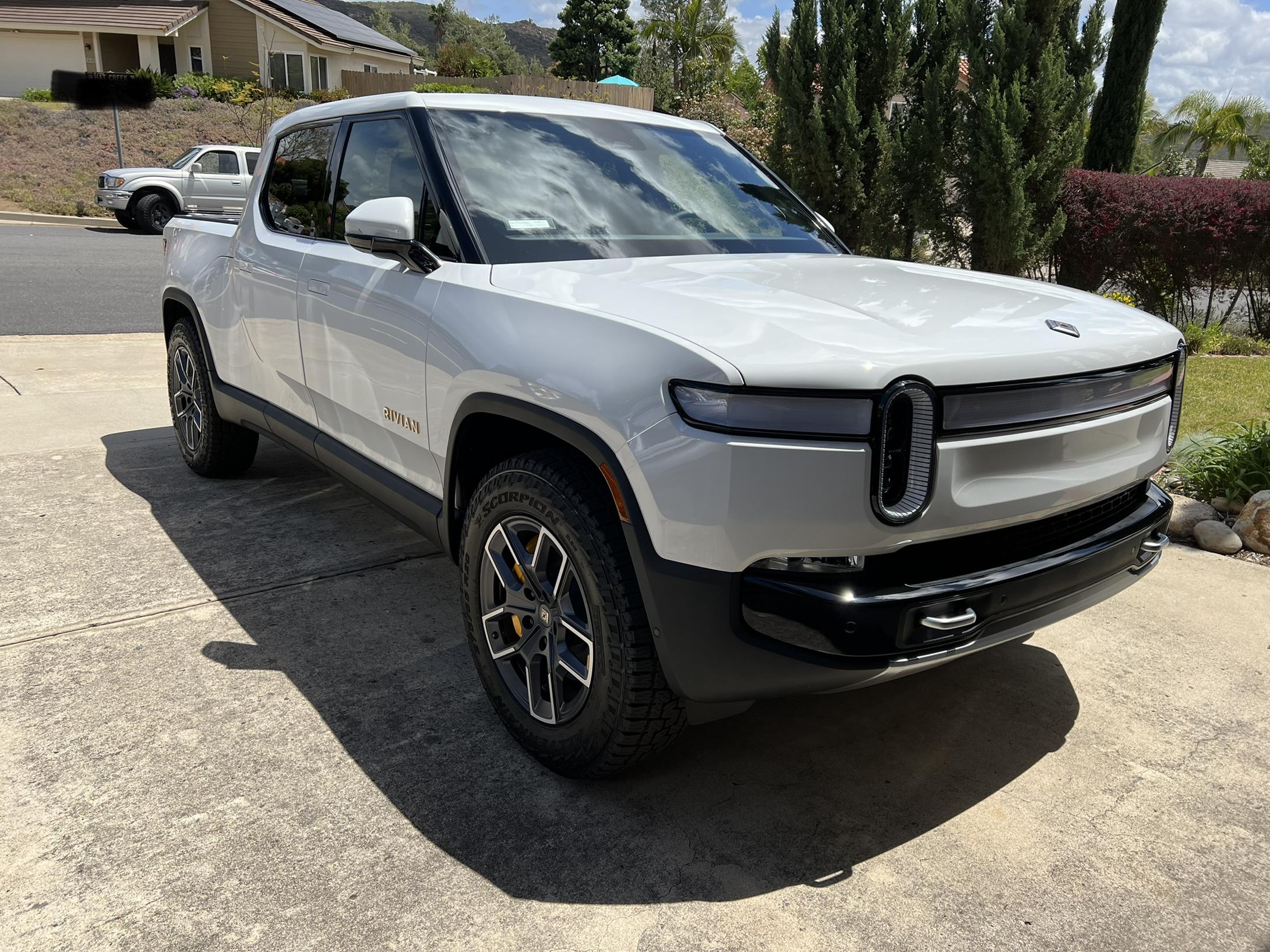 Rivian R1T R1S Adventure R1T delivery E887E7C9-7418-42D2-9145-4D8B3EA1E094
