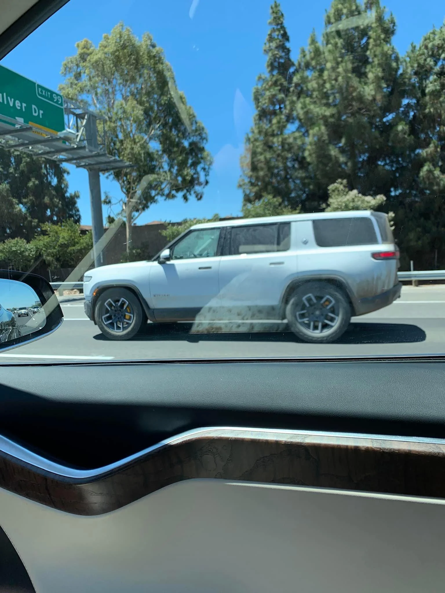 Rivian R1T R1S LA SILVER Rivian Photos 278977787_10209967989073103_8120464808290866201_n