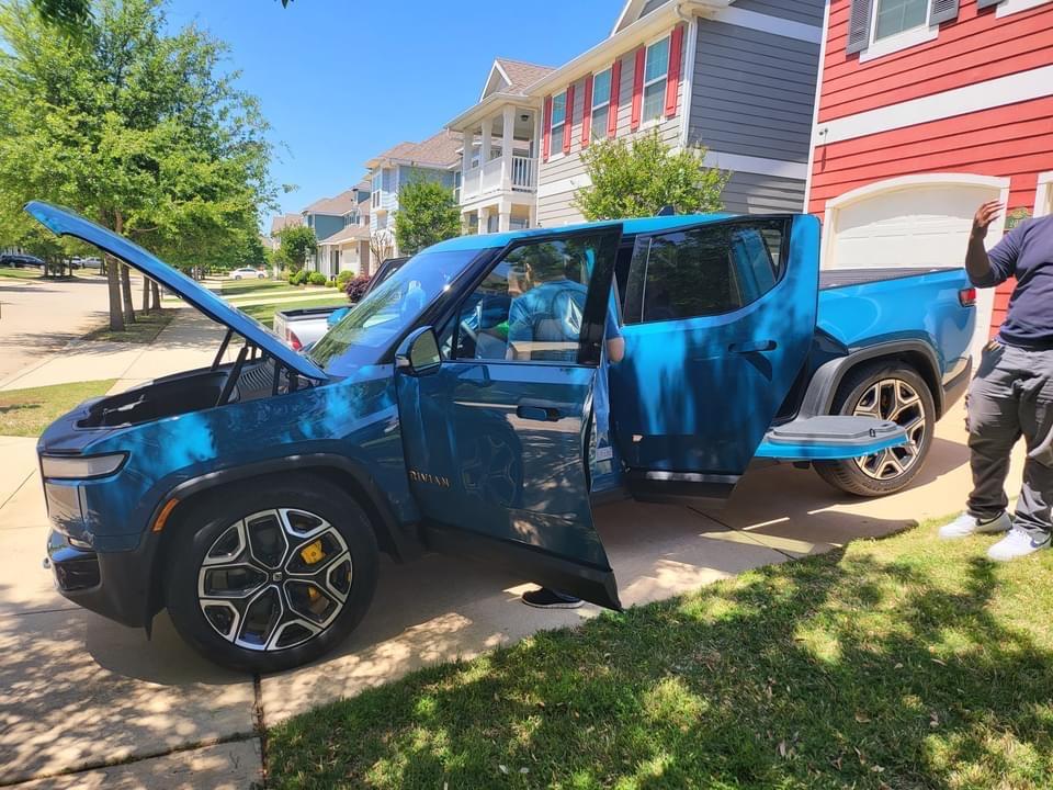 Rivian R1T R1S **HELP** Color Choice Issue IMG_0546.JPG