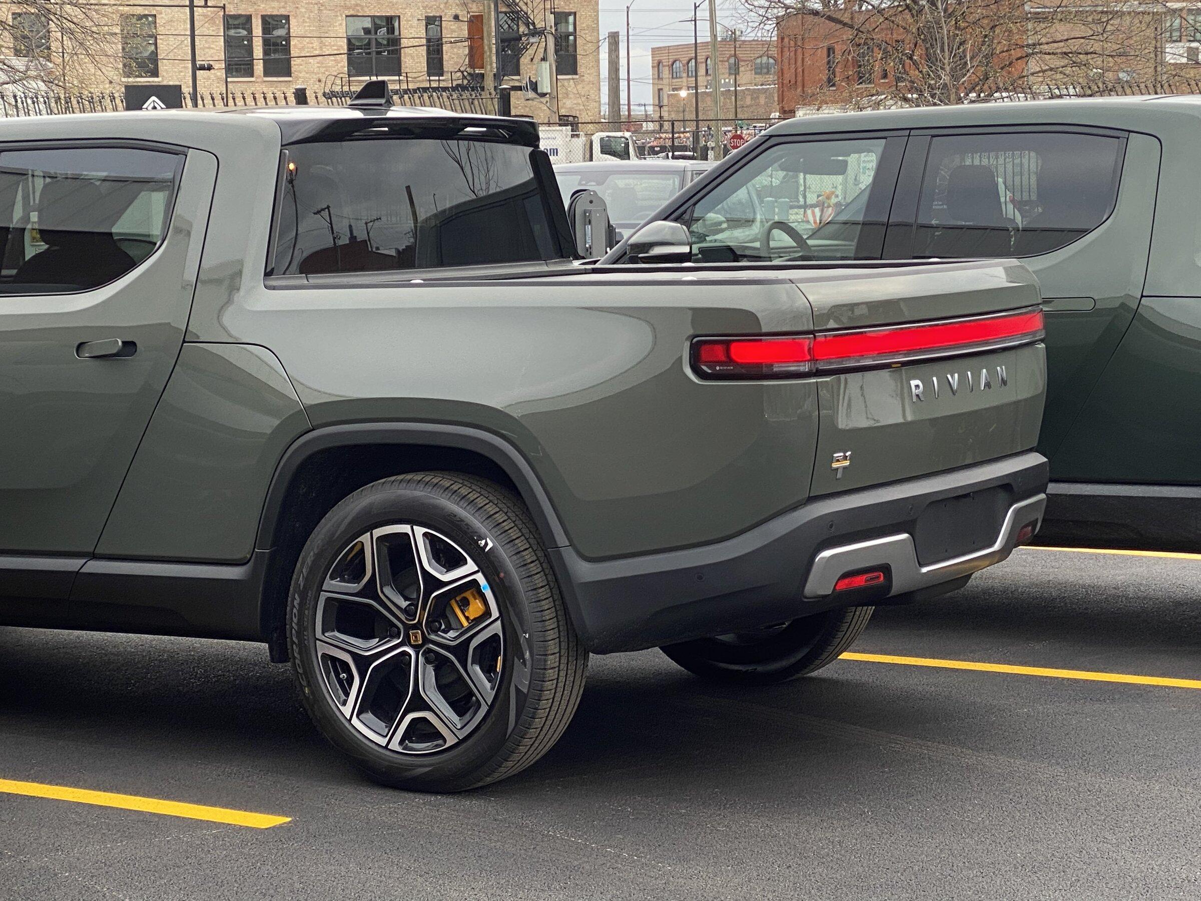 Rivian R1T R1S LIMESTONE R1T Photos 9EE9A883-2C0F-47D6-8989-D9300DC074C5