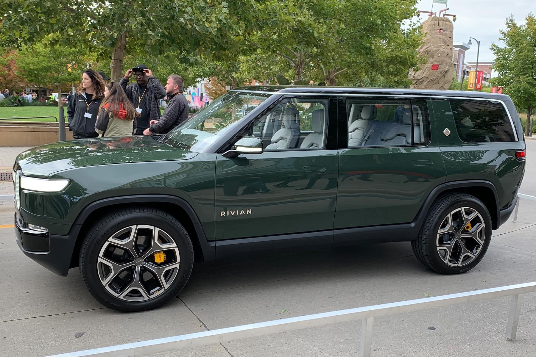 Rivian R1T R1S ? FOREST GREEN R1S Photos Forest Green Rivian R1S