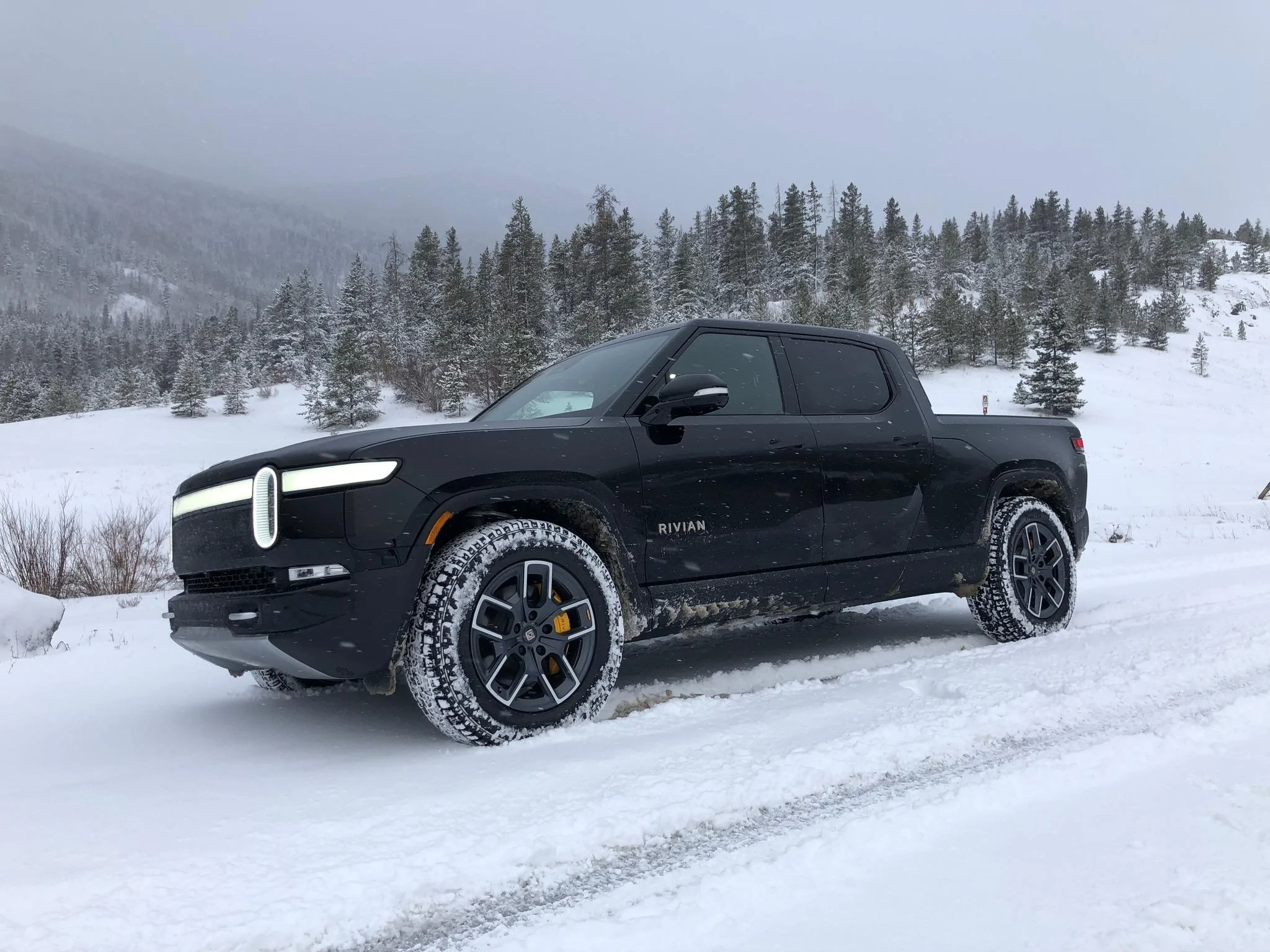 Rivian R1T R1S MIDNIGHT (Black) Rivian Photos Midnight Black R1T in sno