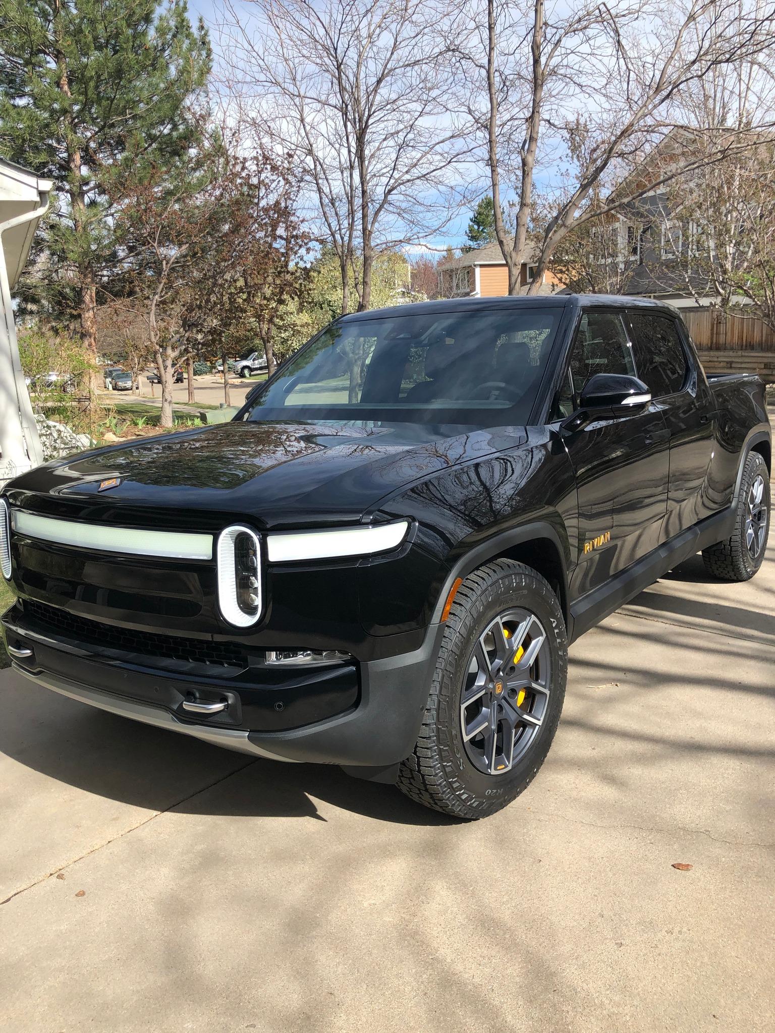 Rivian R1T R1S MIDNIGHT (Black) Rivian Photos Midnight Black R1T