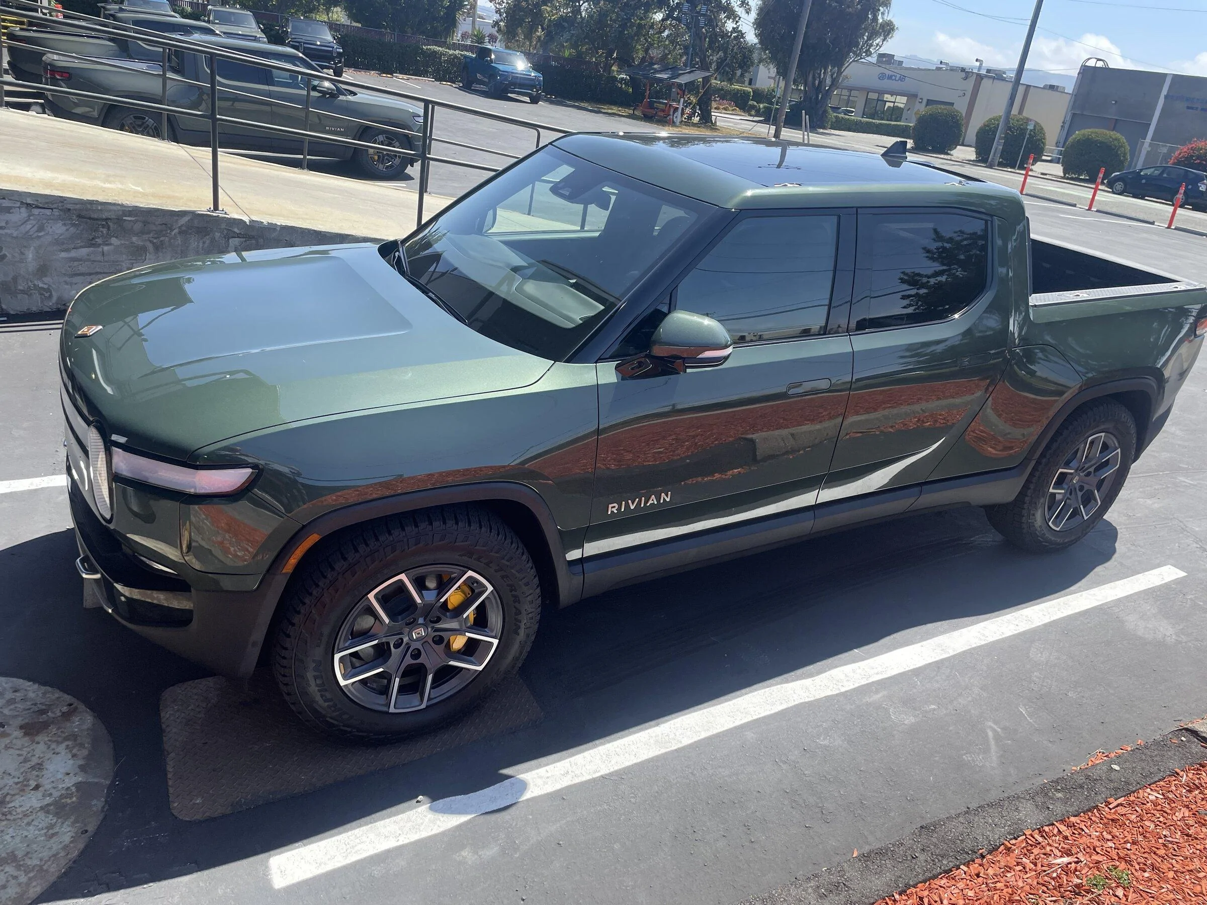 Rivian R1T R1S FOREST GREEN R1T Photos 36C89D63-5EE0-44CC-9C19-79D9AF31F562
