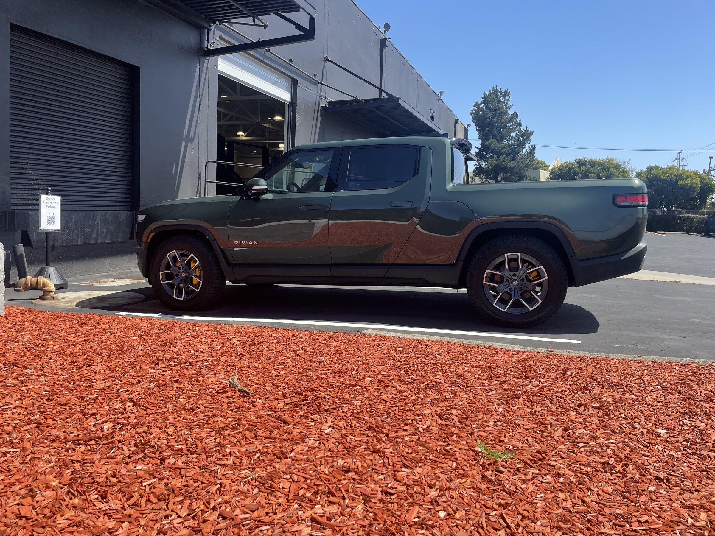 Rivian R1T R1S FOREST GREEN R1T Photos C31EAEDB-EAE8-4A60-A888-2F8583A3BF31