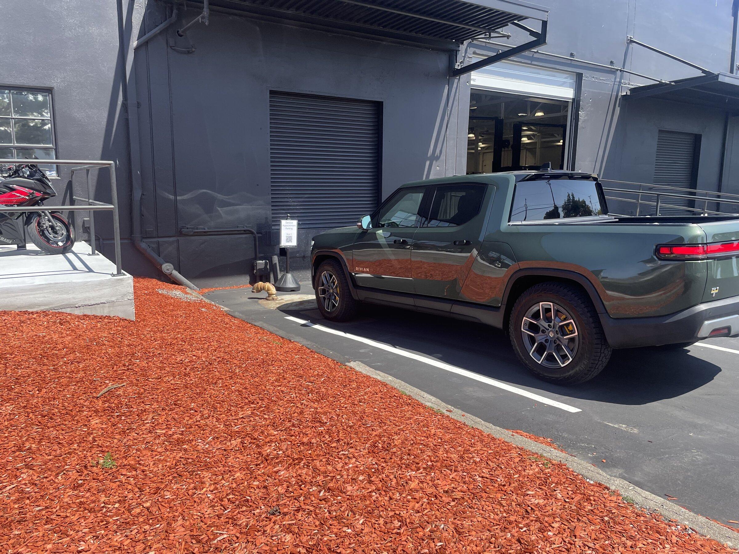 Rivian R1T R1S FOREST GREEN R1T Photos 8A4D7910-248C-41F3-83D8-DB3CBBF3AE11
