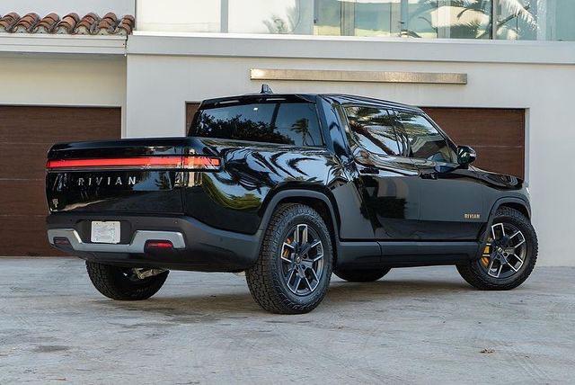 Rivian R1T R1S MIDNIGHT (Black) Rivian Photos Image 4-27-22 at 1.58 PM