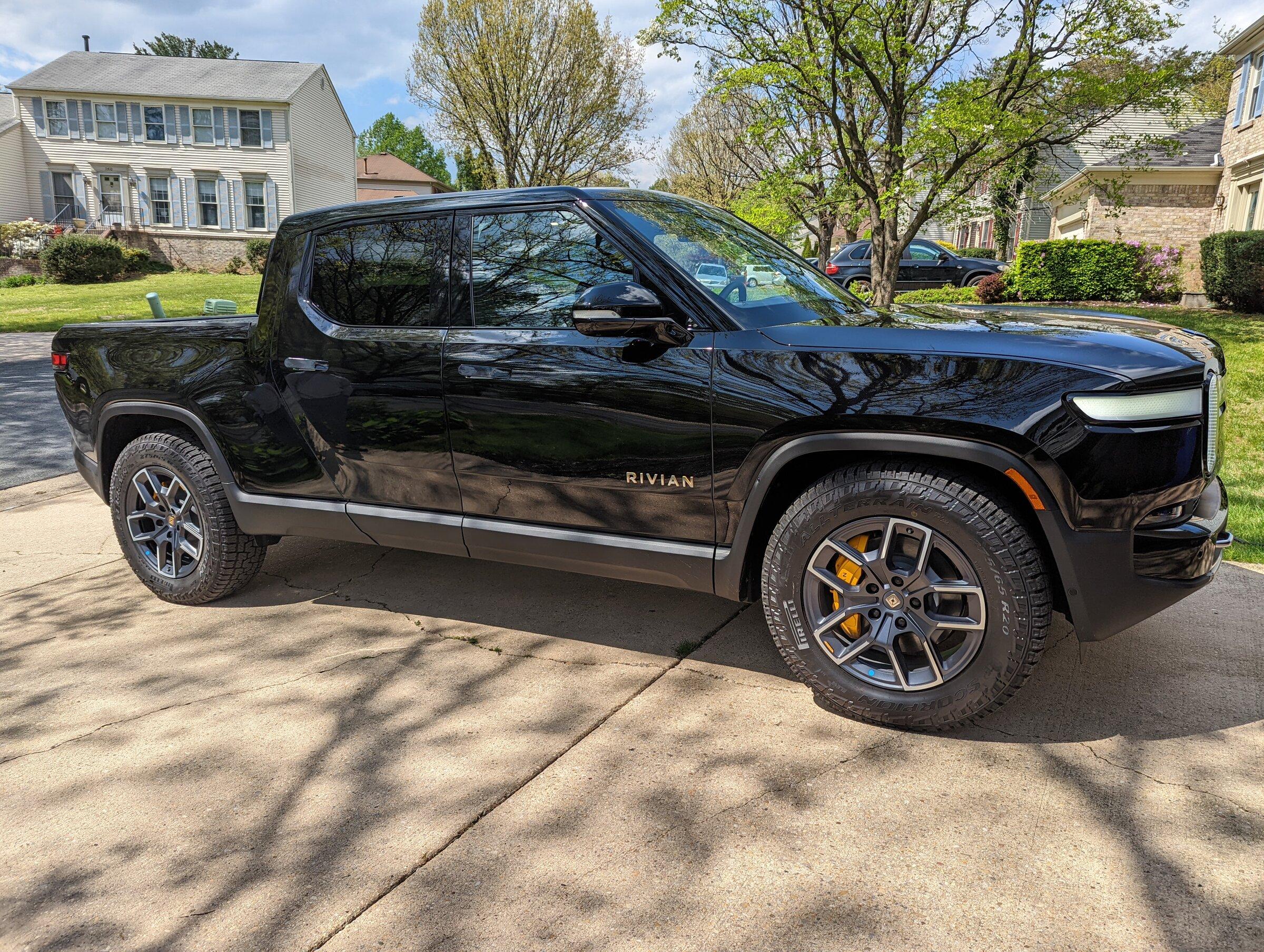 Rivian R1T R1S My R1T First Look and Impressions (Mobile Drive Added 4/27) PXL_20220427_190830325