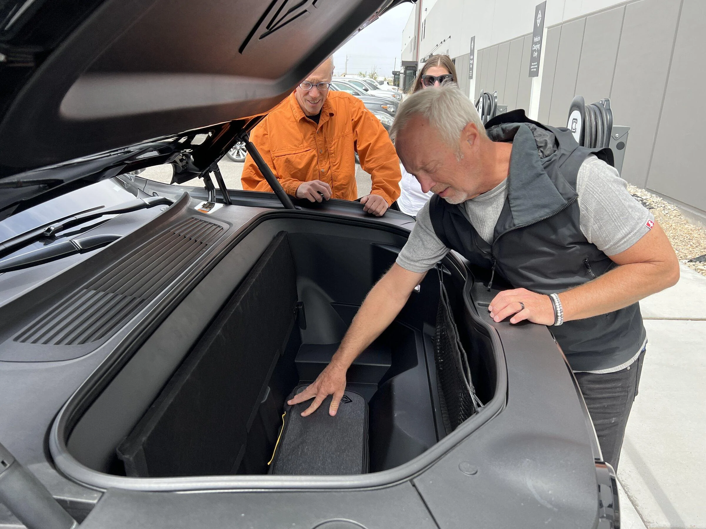 Rivian R1T R1S Rivian Service Centers / Retail Locations List / Other Facilities (Pics & Updates) 880BF7AA-7816-4AA3-87F3-BAFBB300815E