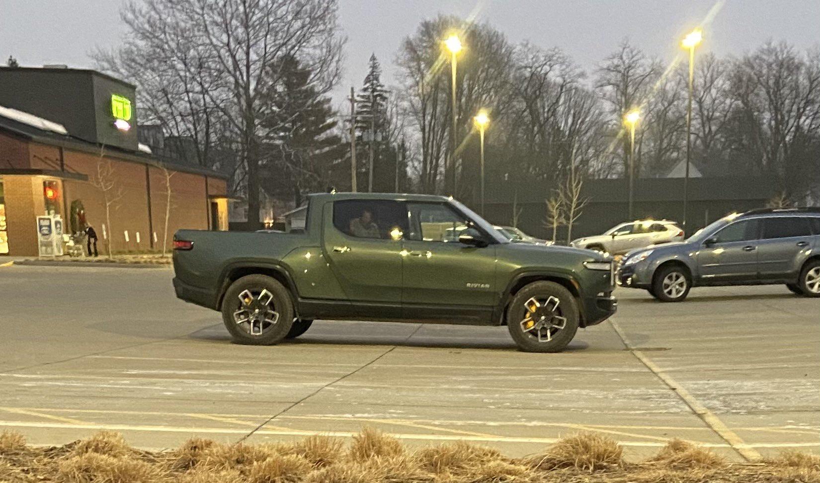 Rivian R1T R1S Real Rivian Photos & Videos 7EDB6289-71C0-4F1F-9F3F-A4E8683071C3