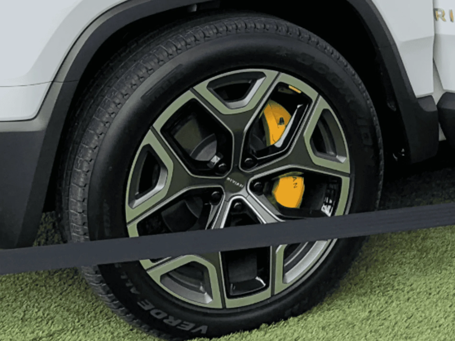 Rivian R1T R1S Wheel and Tire Combinations - Vote for Your Preferred Combination 711F980B-DEF9-4E87-8872-E0B7FE733526