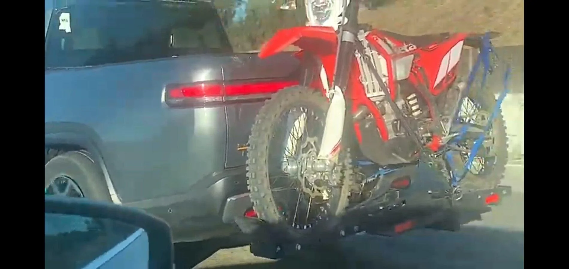 Rivian R1T R1S R1T validation prototype model spotted Screenshot_20210117-211701_YouTu