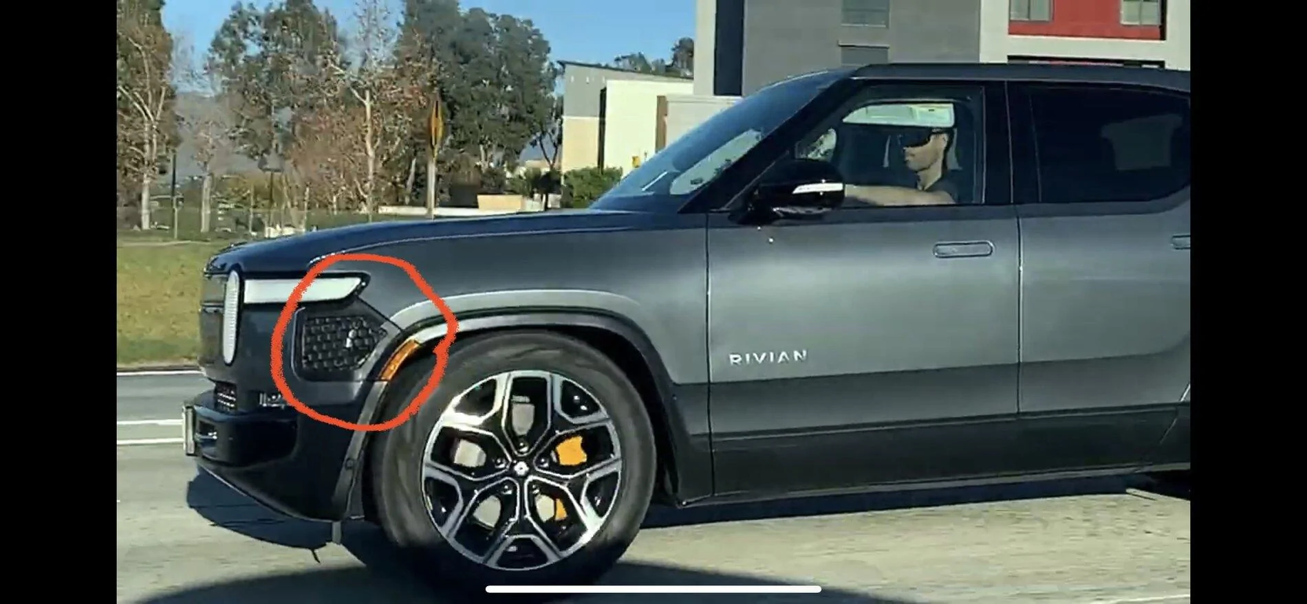 Rivian R1T R1S Video: R1T spotted on the highway AE6C7436-4719-426A-9ECB-BBC9693FC656