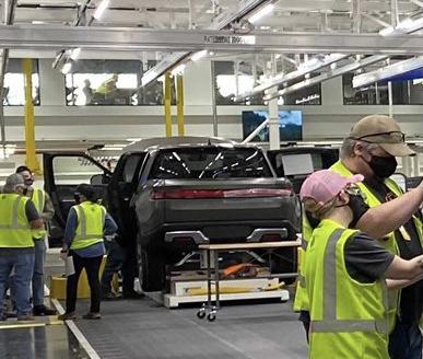 Rivian R1T R1S Real Rivian Photos & Videos 33EF6A1E-A4EA-4A86-BA8F-B2D6EFAE431E